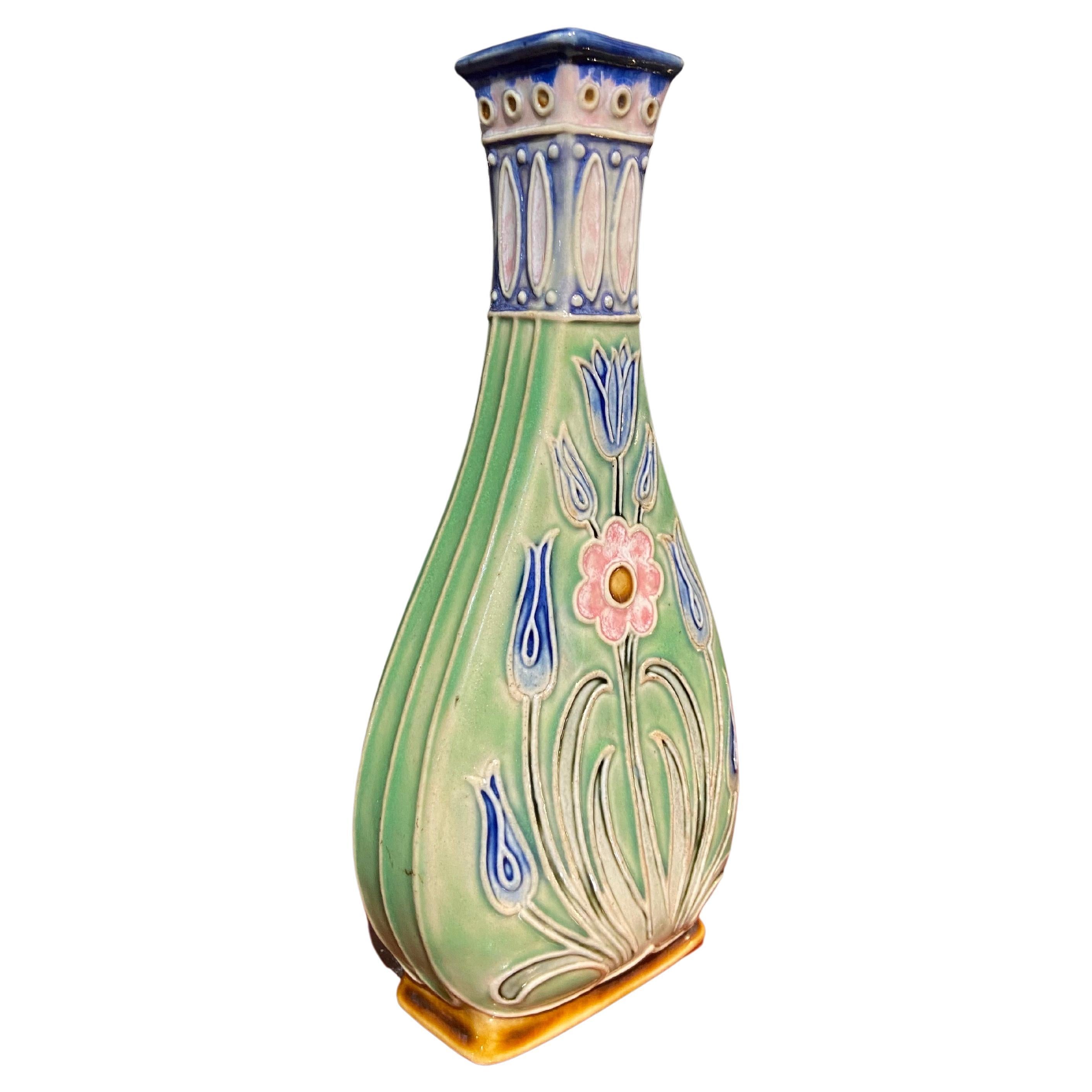 Vase en cramique anglaise Royal Doulton Lambeth du XXe sicle en vente