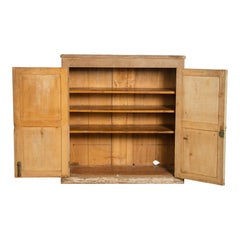 Armadio europeo vintage del XX secolo