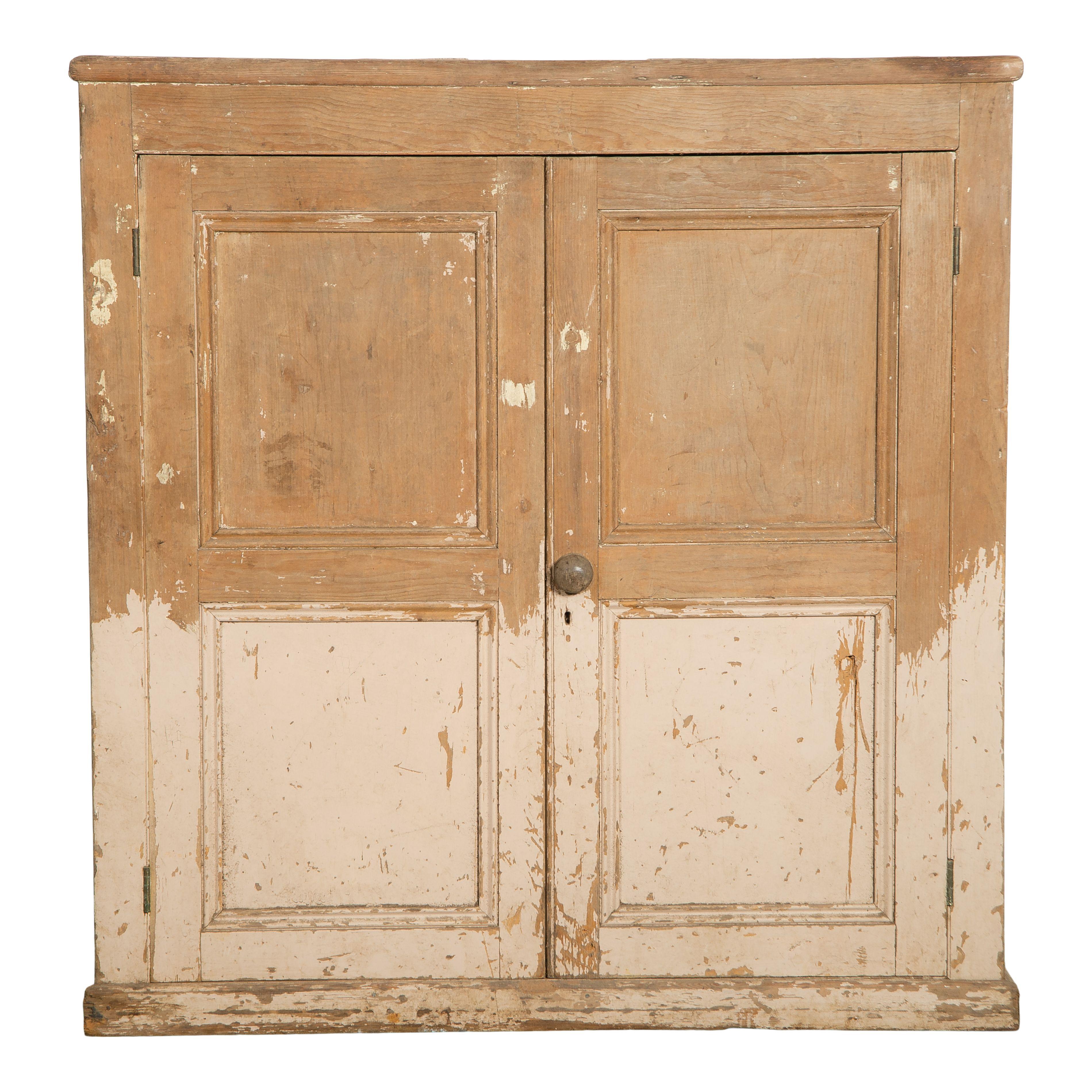Armario europeo vintage del siglo XX