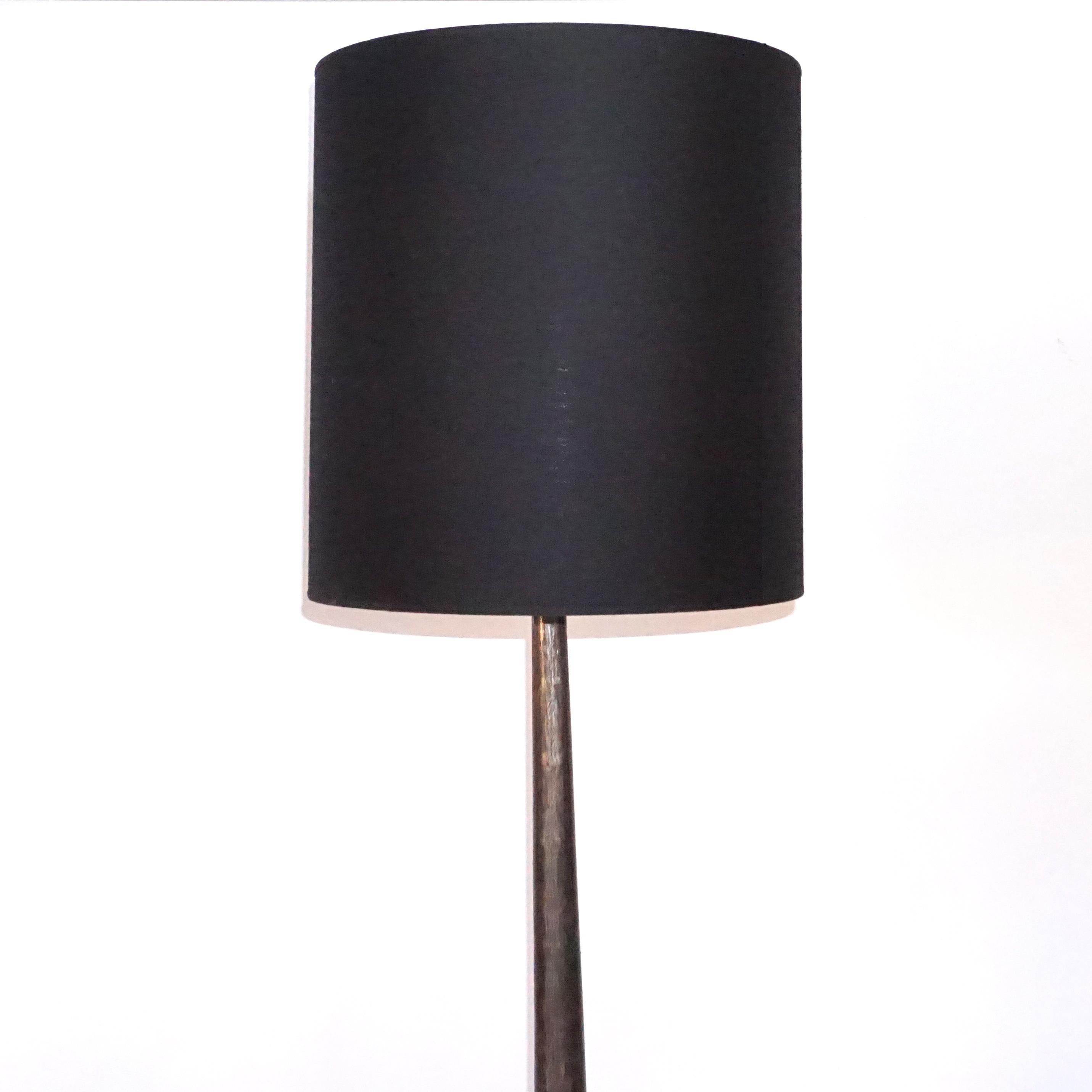 A Mid-Century modern Italian vintage floor lamp made of metal and brass, standing on three brass legs, in a good condition. Wear consistent with age and use. Circa 1950 – 1960, Italy.

Base 6″ H x 13″ W x 13″ D

Lampshade: 16.5″ W x 16.5″ D