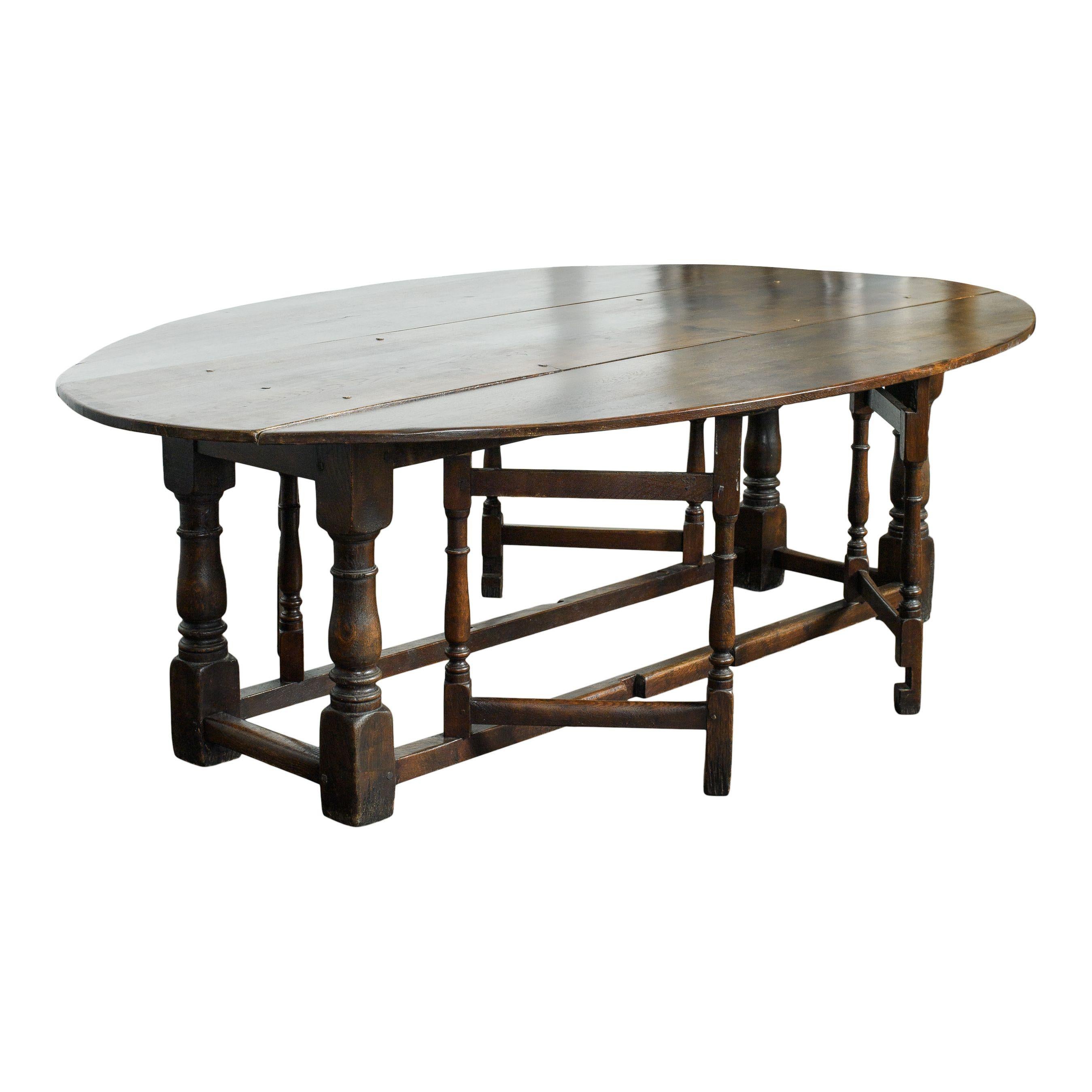 Français Table de salle à manger française du 20ème siècle en bois cintré avec feuilles en vente
