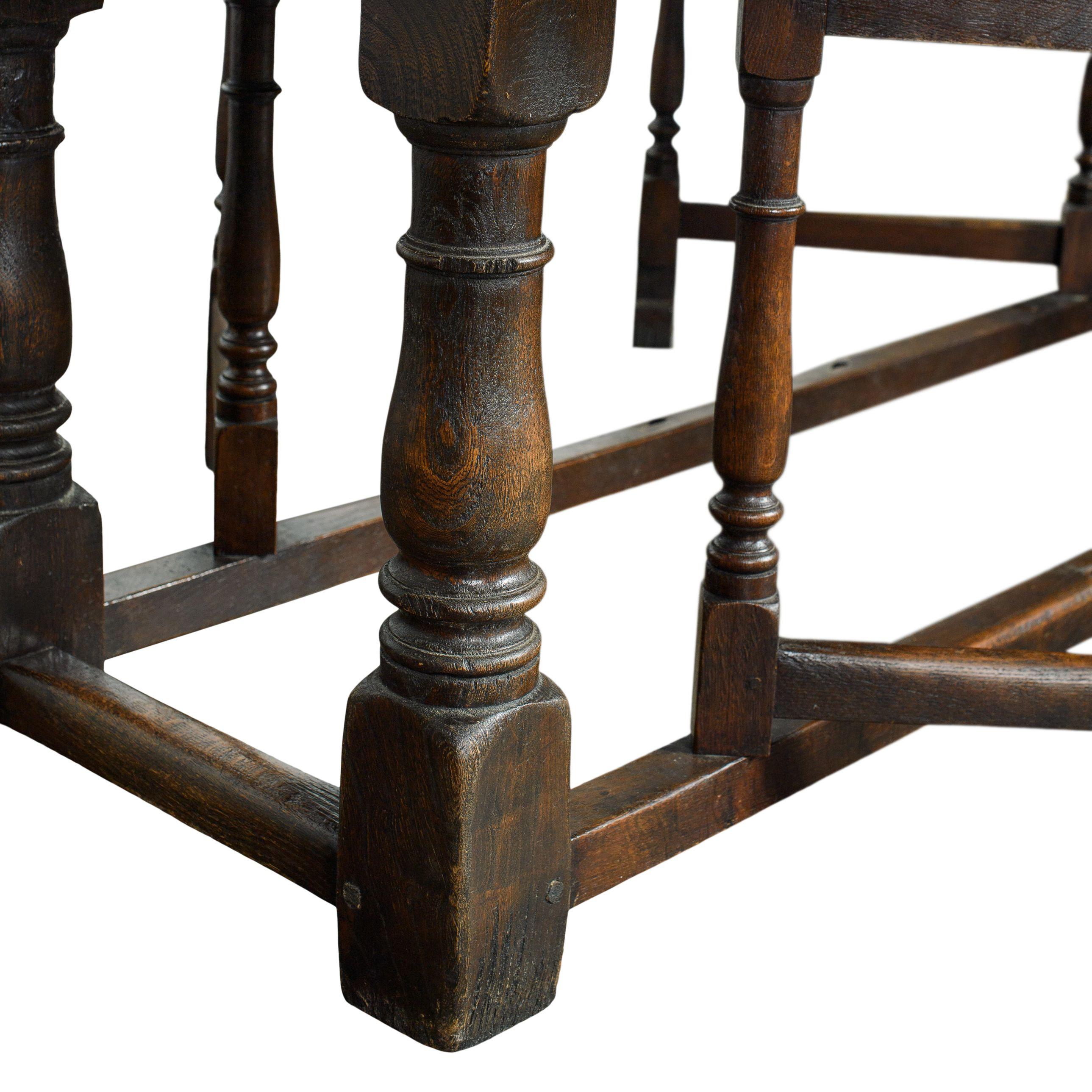 Table de salle à manger française du 20ème siècle en bois cintré avec feuilles Bon état - En vente à Fullerton, CA