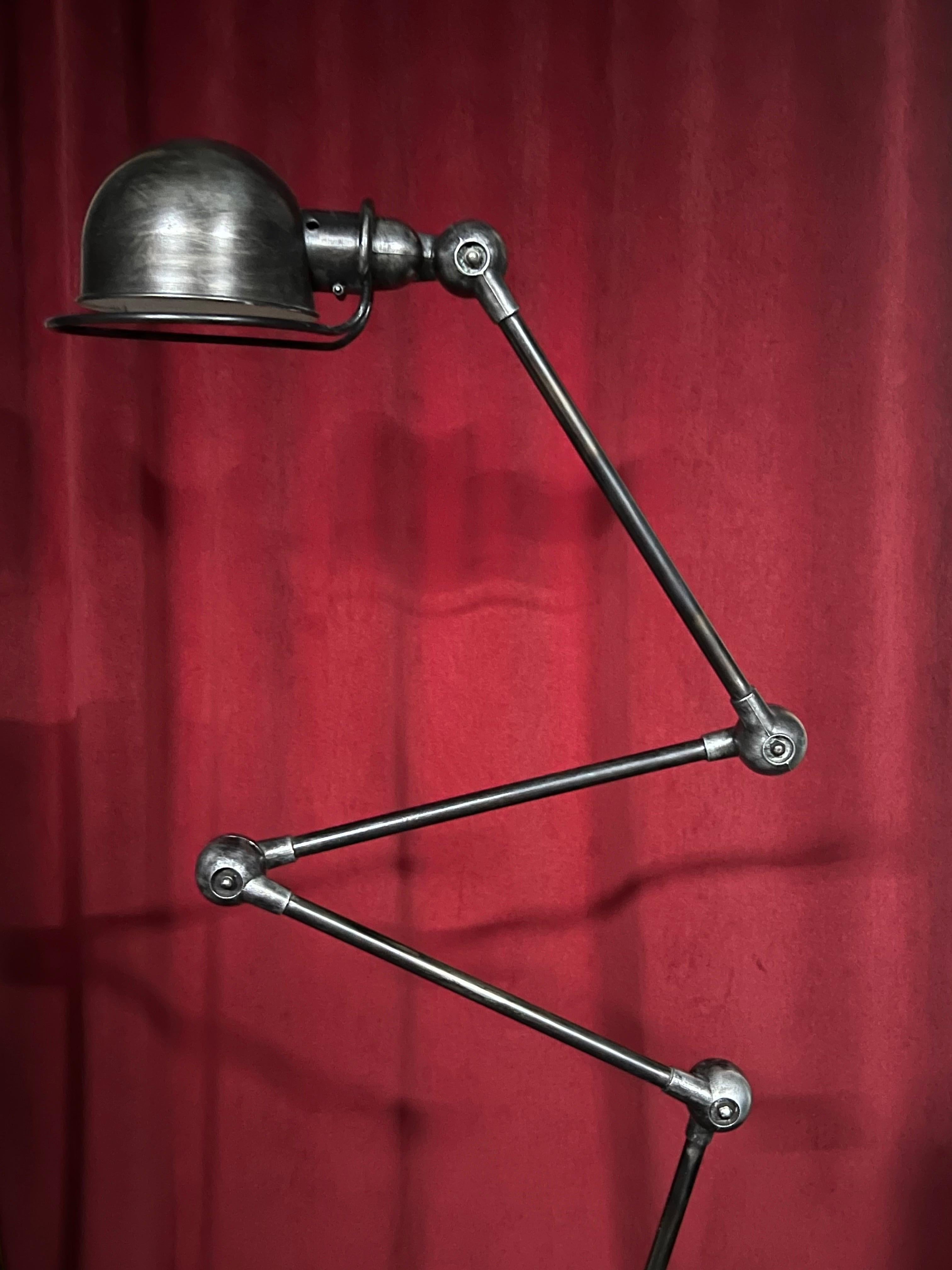 Lámpara de pie vintage francesa plegable de metal al estilo de Jieldé fabricada a mediados del siglo XX. La pieza es bastante pesada y muy estable, y podía ajustarse en distintas posiciones plegando los cinco brazos. Muy buen estado auténtico, sin