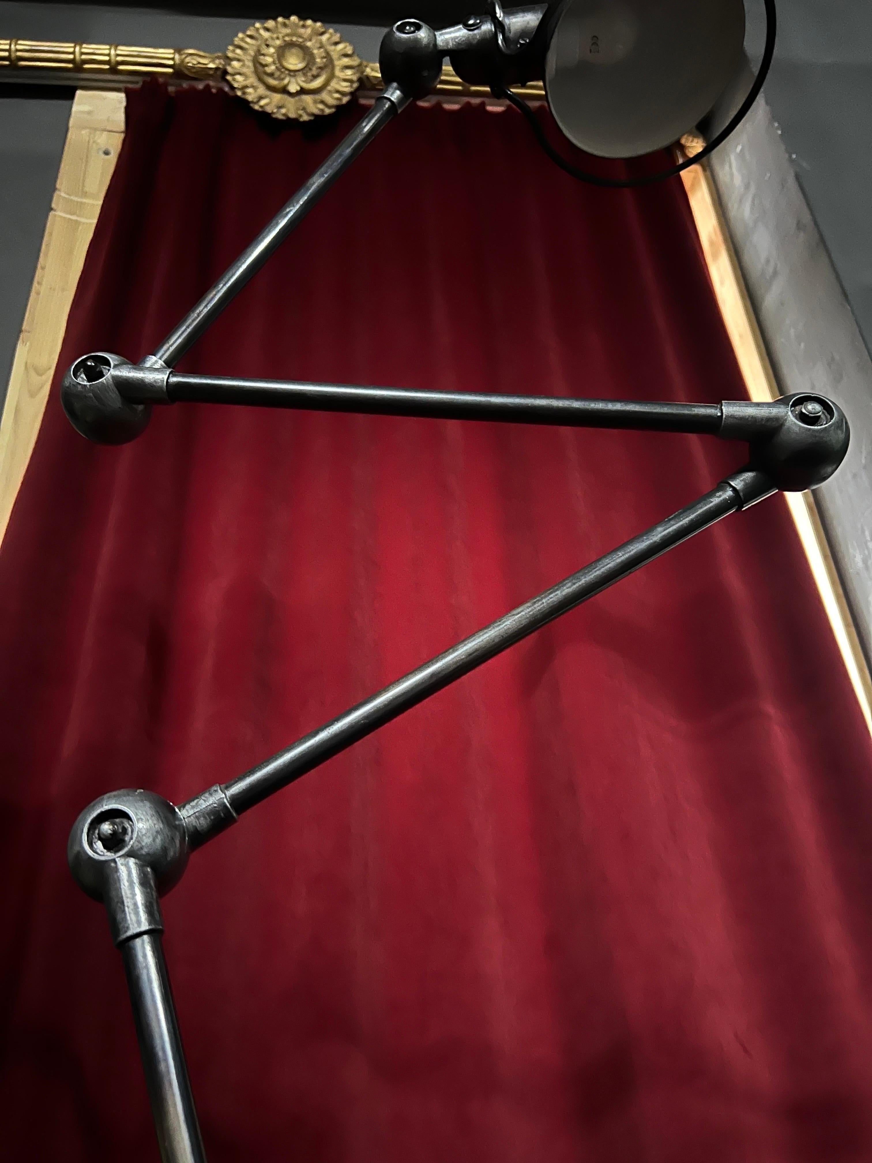 Lámpara de pie plegable de metal francesa del siglo XX de estilo Jieldé Metal en venta