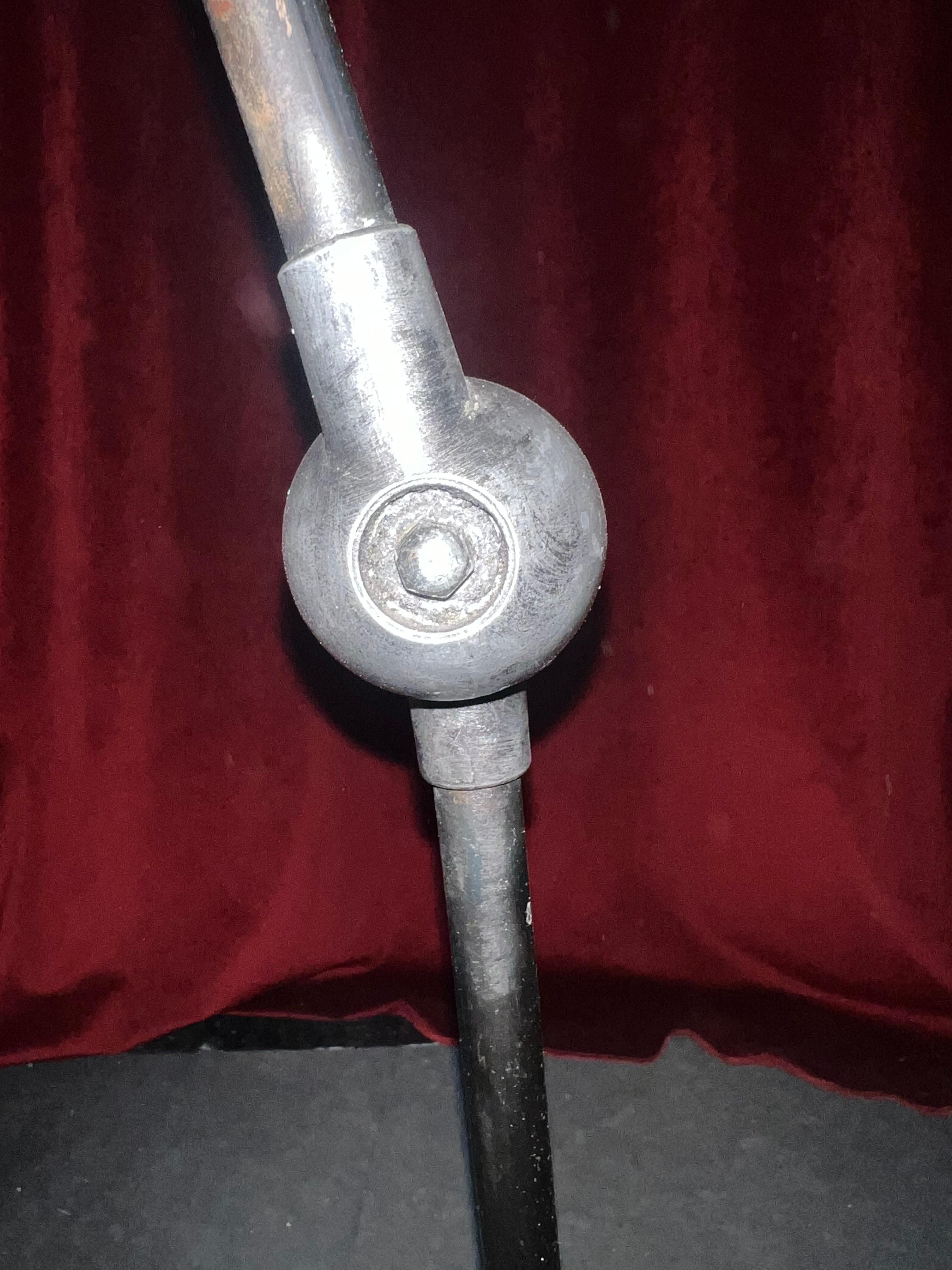 Lámpara de pie plegable de metal francesa del siglo XX de estilo Jieldé en venta 3