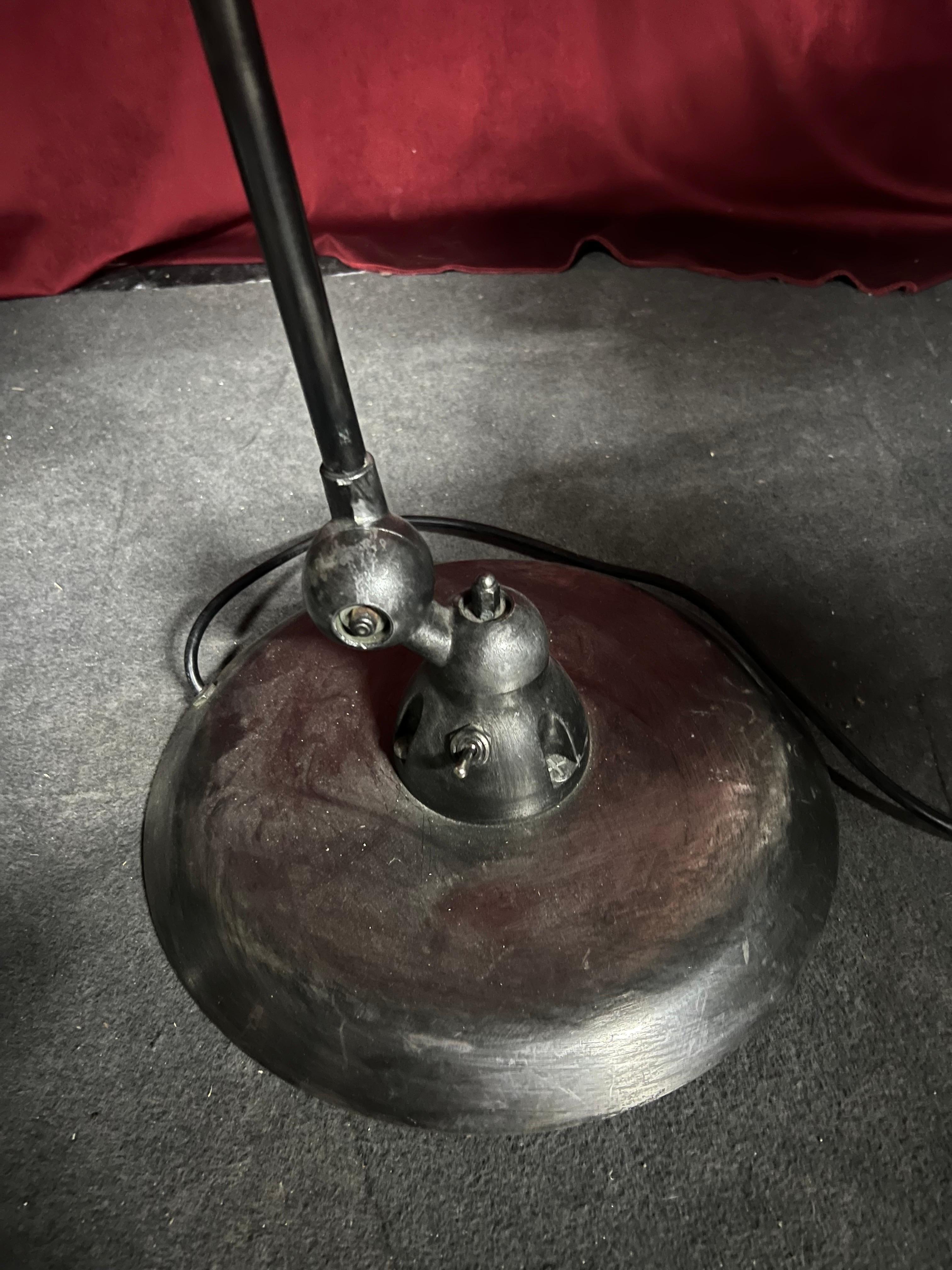 Lámpara de pie plegable de metal francesa del siglo XX de estilo Jieldé en venta 4
