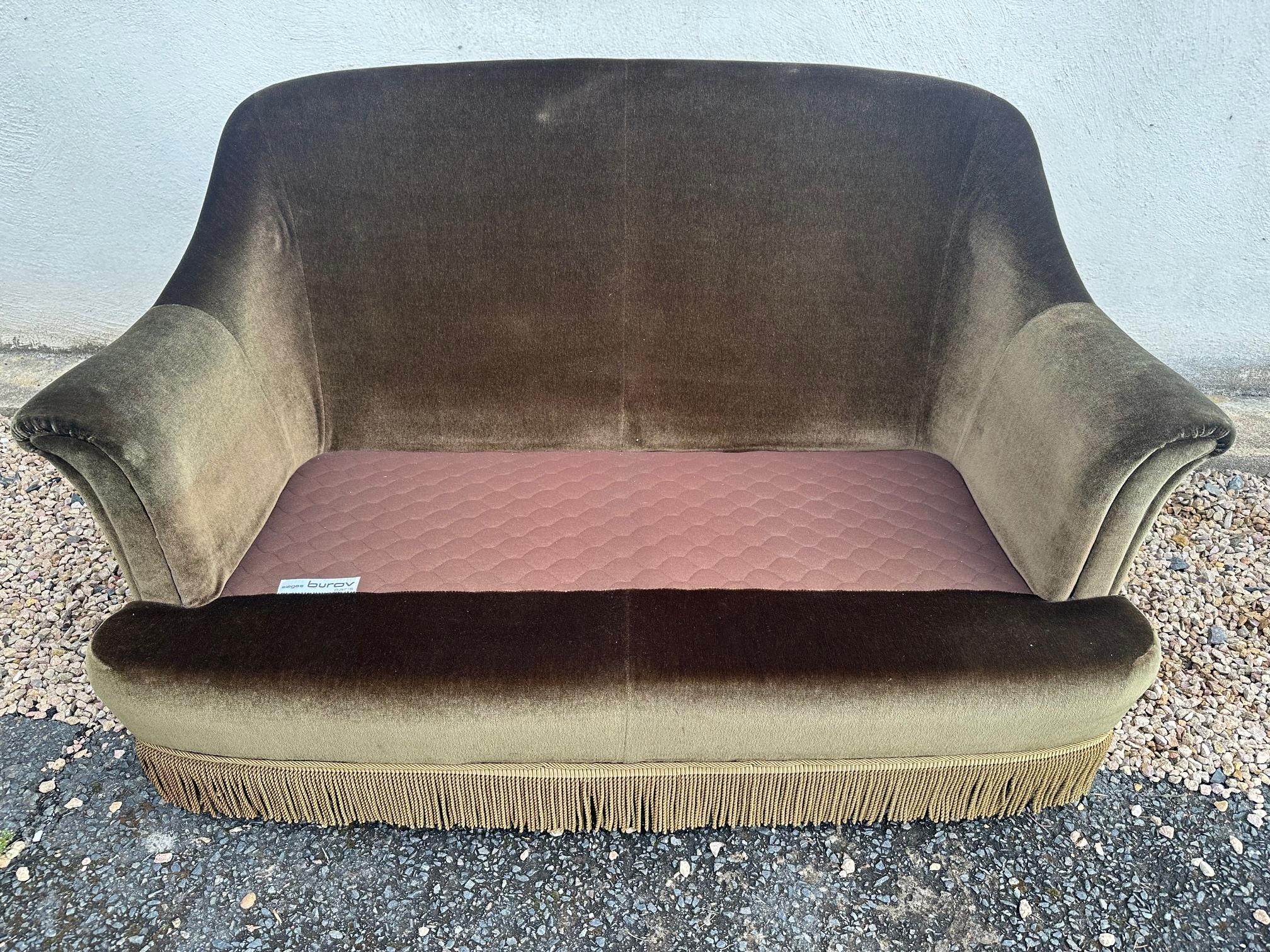 20e siècle Canapé et deux fauteuils en velours français à franges, 1960 4