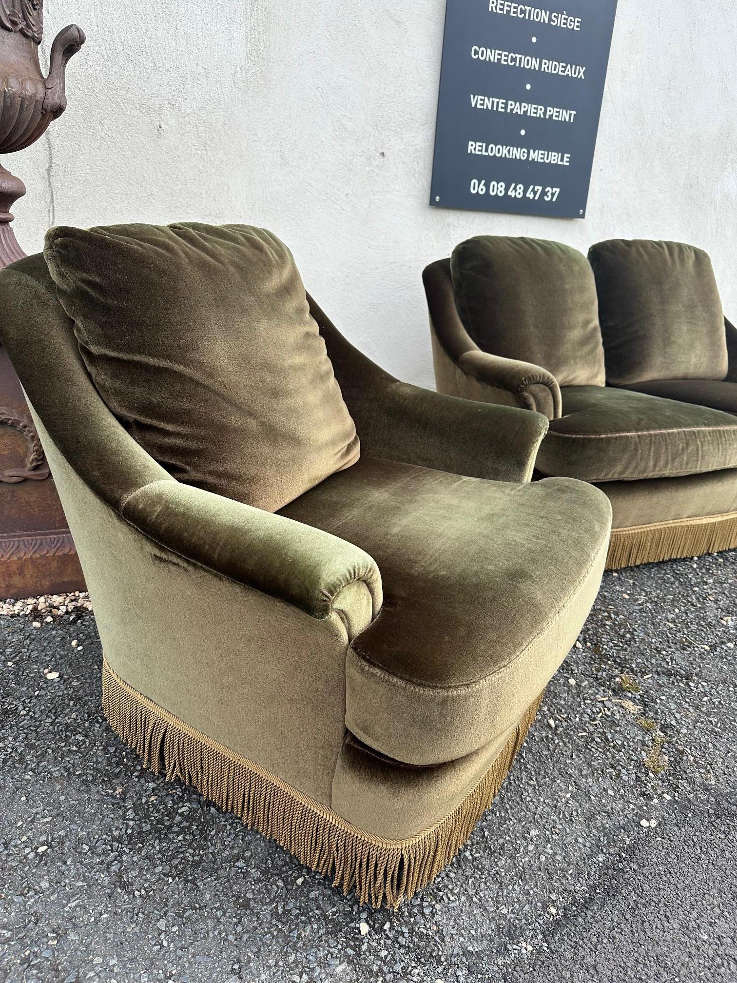 20e siècle Canapé et deux fauteuils en velours français à franges, 1960 5
