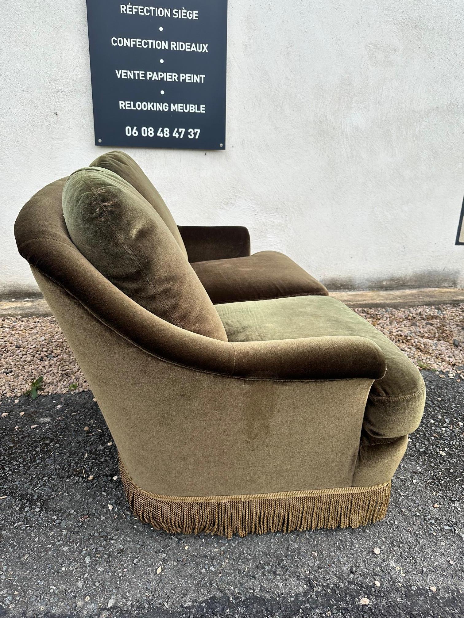 20e siècle Canapé et deux fauteuils en velours français à franges, 1960 7