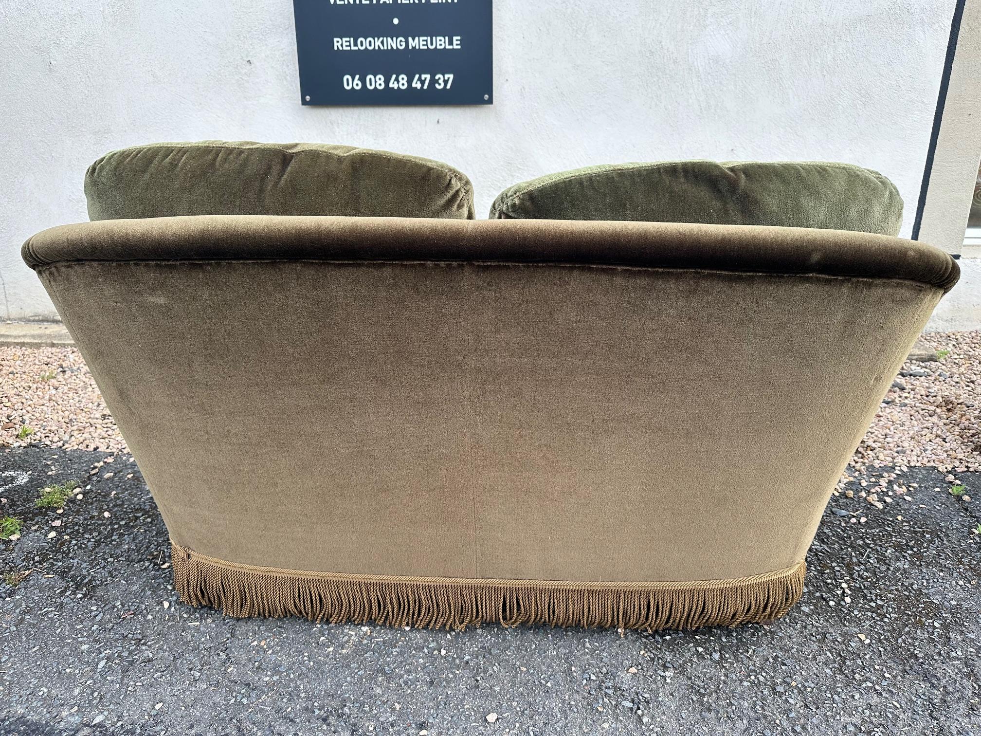 20e siècle Canapé et deux fauteuils en velours français à franges, 1960 8