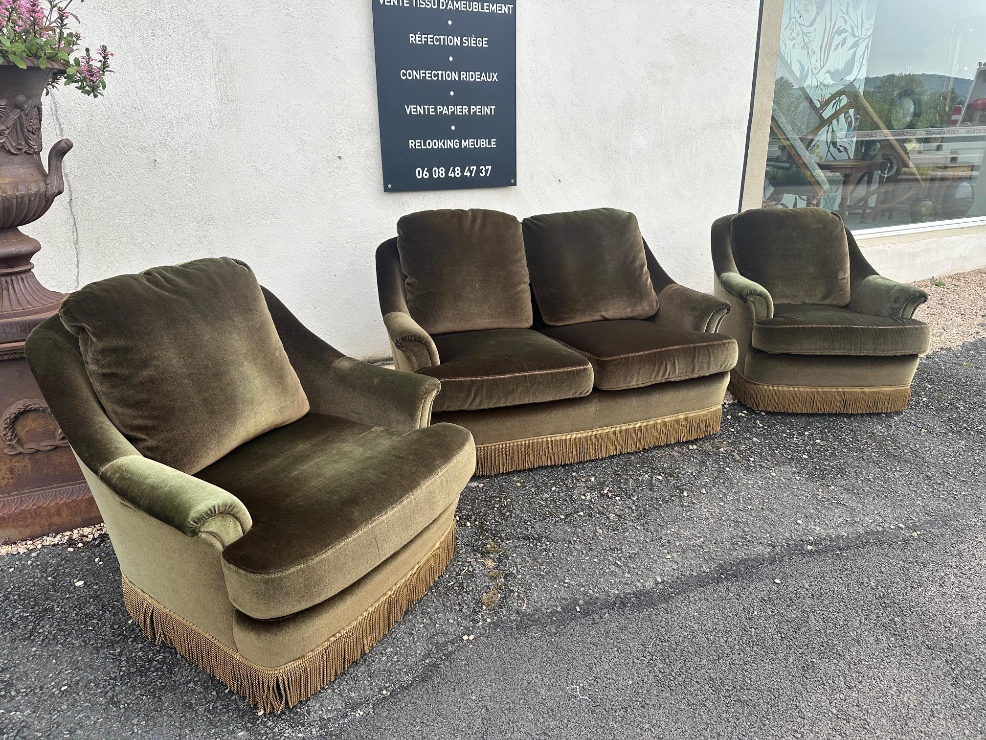 Français 20e siècle Canapé et deux fauteuils en velours français à franges, 1960