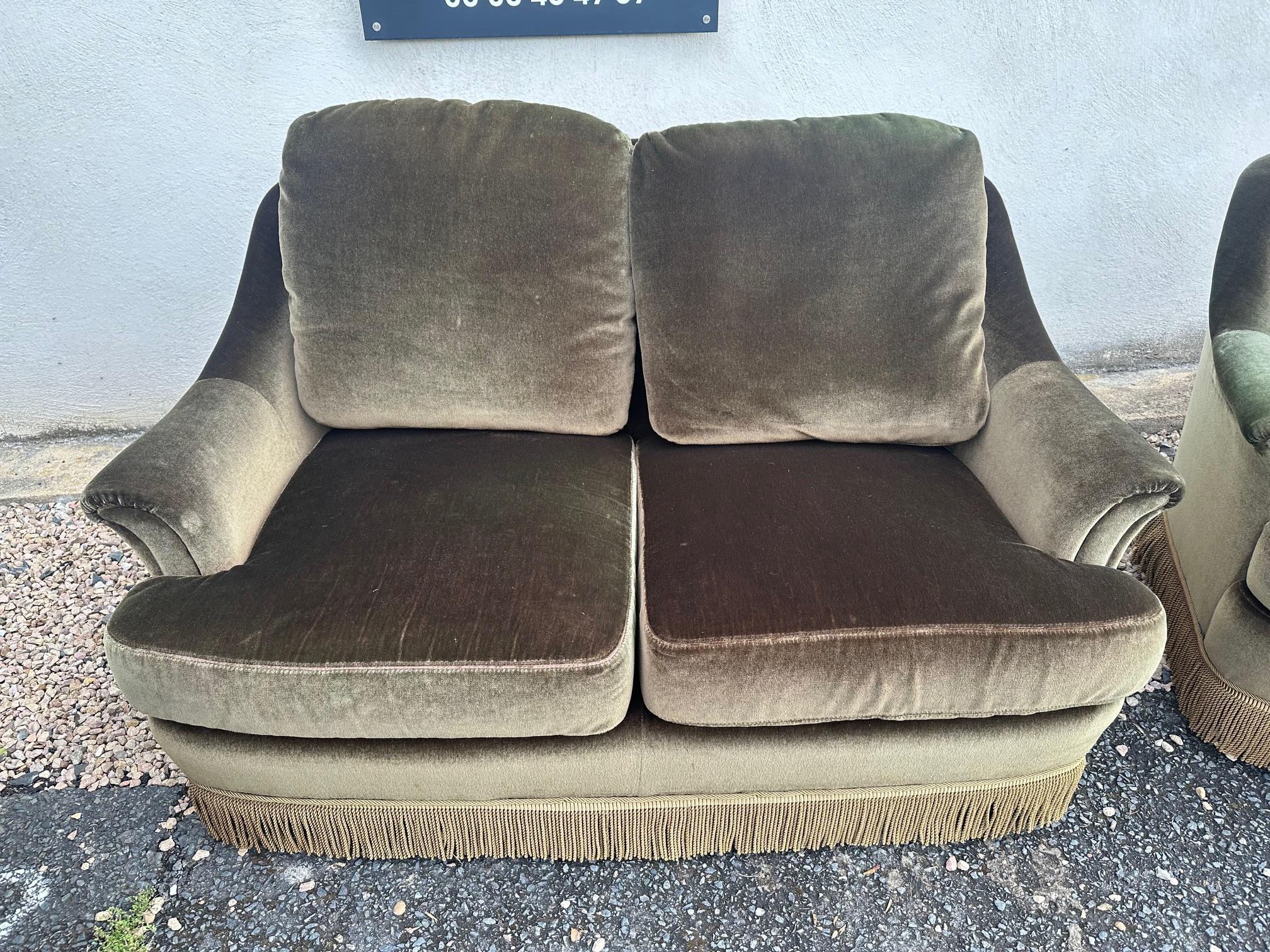 20e siècle Canapé et deux fauteuils en velours français à franges, 1960 Bon état à LEGNY, FR