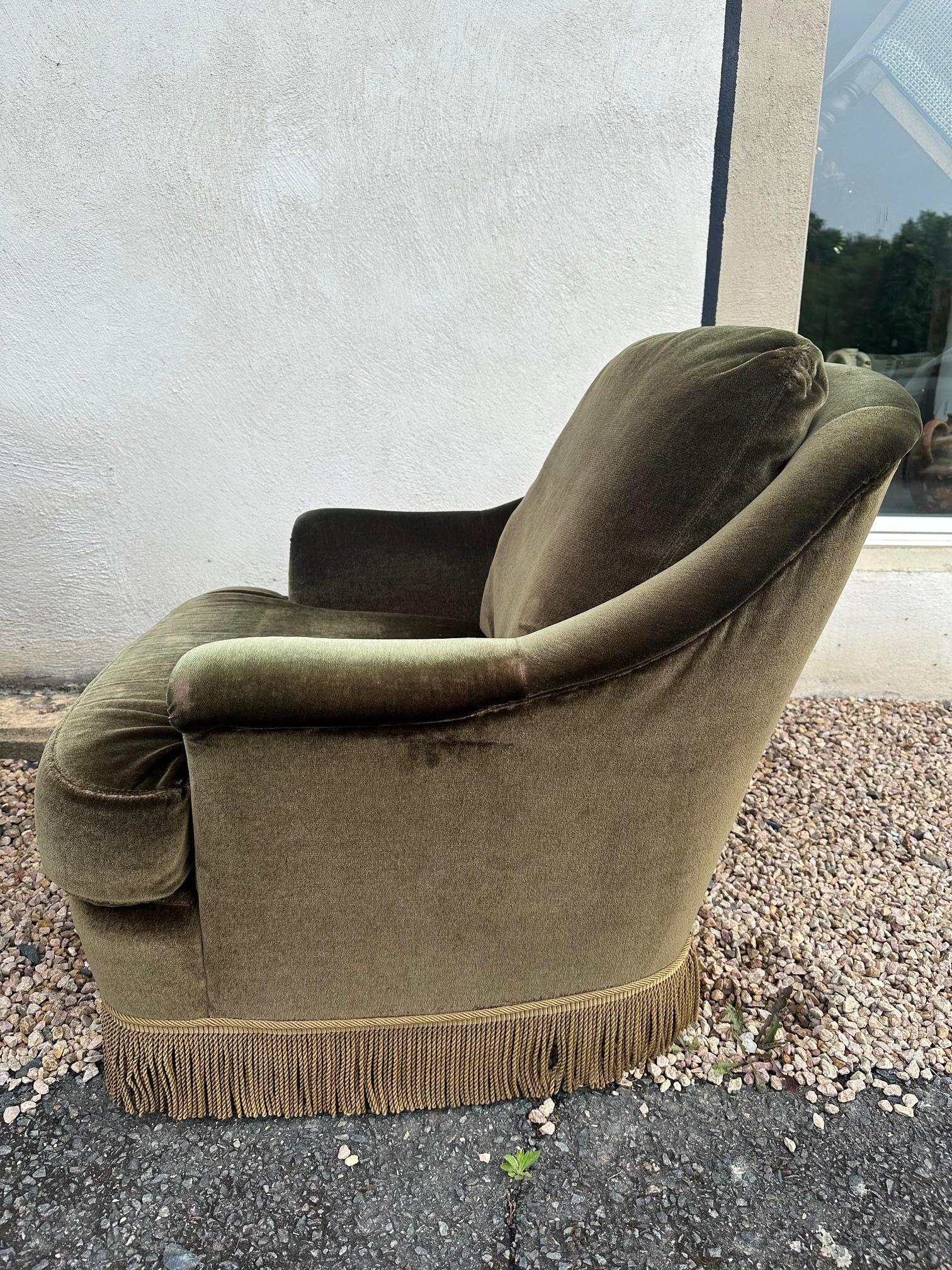 Velours 20e siècle Canapé et deux fauteuils en velours français à franges, 1960