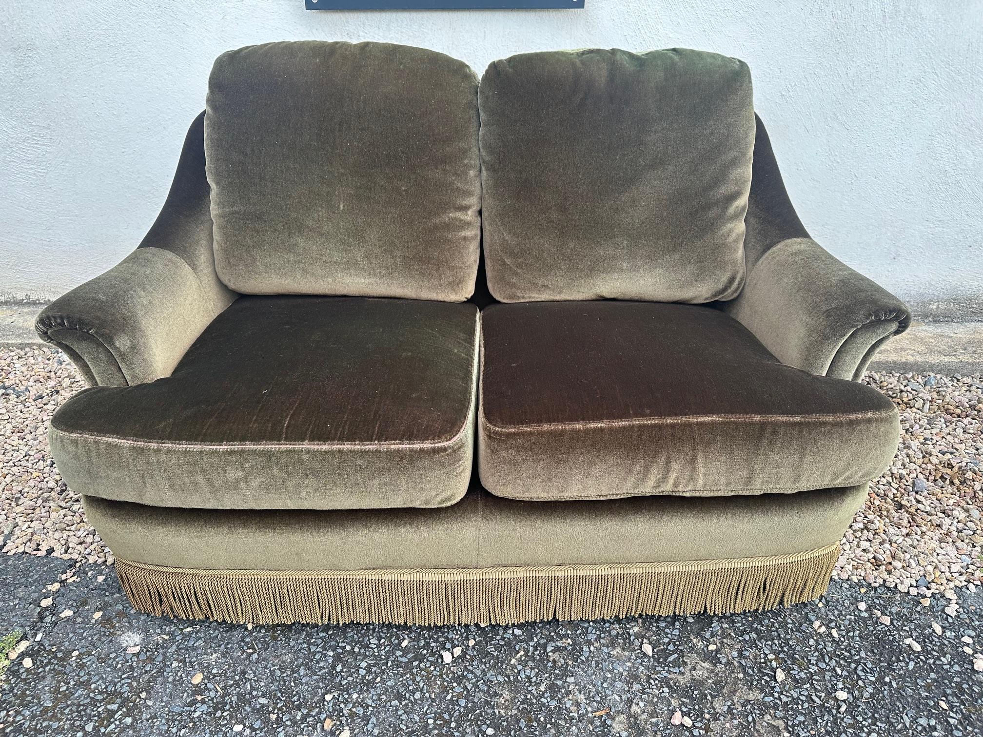 20e siècle Canapé et deux fauteuils en velours français à franges, 1960 2