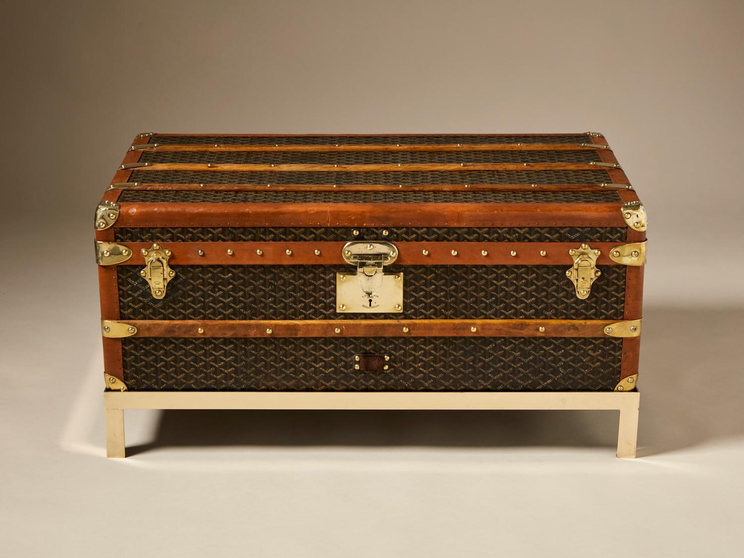 Il s'agit d'un magnifique bagage fabriqué par la marque de luxe Goyard. La pièce est en très bon état, tant à l'extérieur qu'à l'intérieur. Toutes les ferrures en laiton sont marquées du nom du fabricant. La toile à chevrons elle-même est en bon