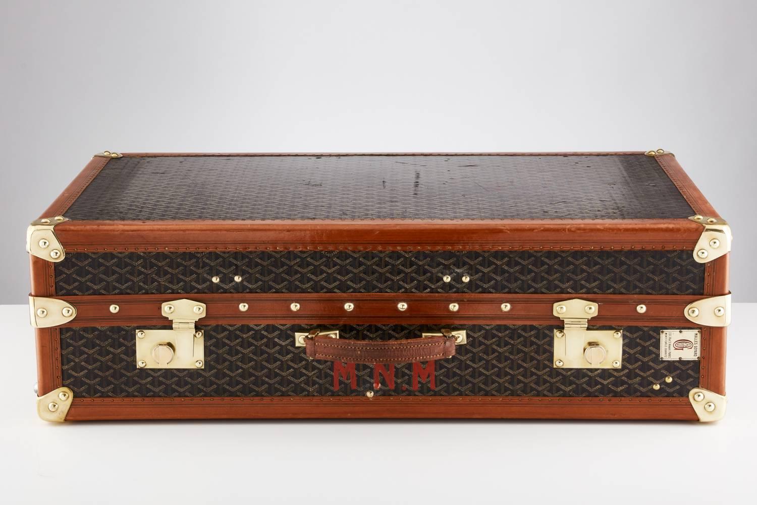 Goyard Garderobenkoffer aus dem 20. Jahrhundert, ca. 1930-1935.
Dieses schöne Gepäckstück ist durchgehend signiert.
Die Beschläge, insbesondere die Schlösser, sind von hervorragender Qualität.
Das Innere ist mit Schubladen ausgestattet, auf deren