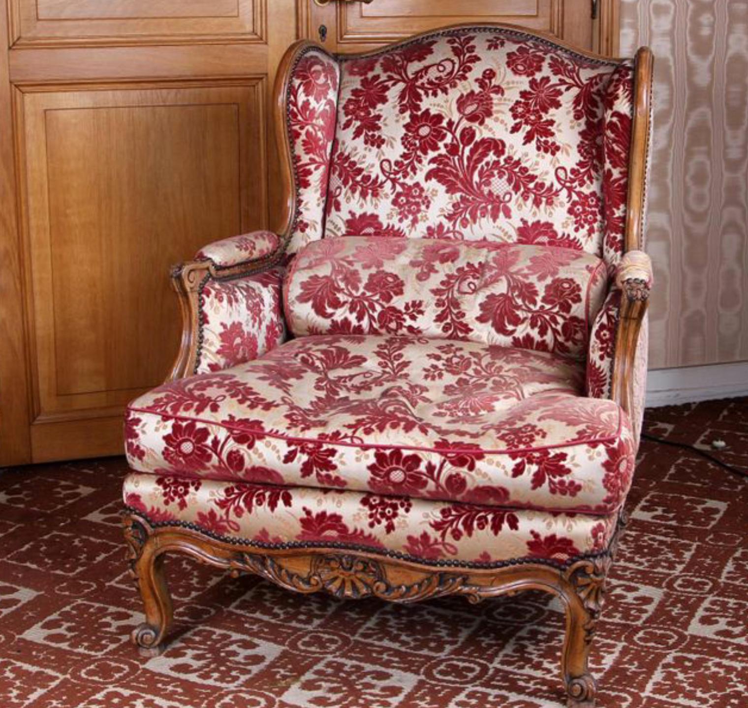Francese Poltrona in legno intagliato a mano del XX secolo in stile Luigi XV in vendita