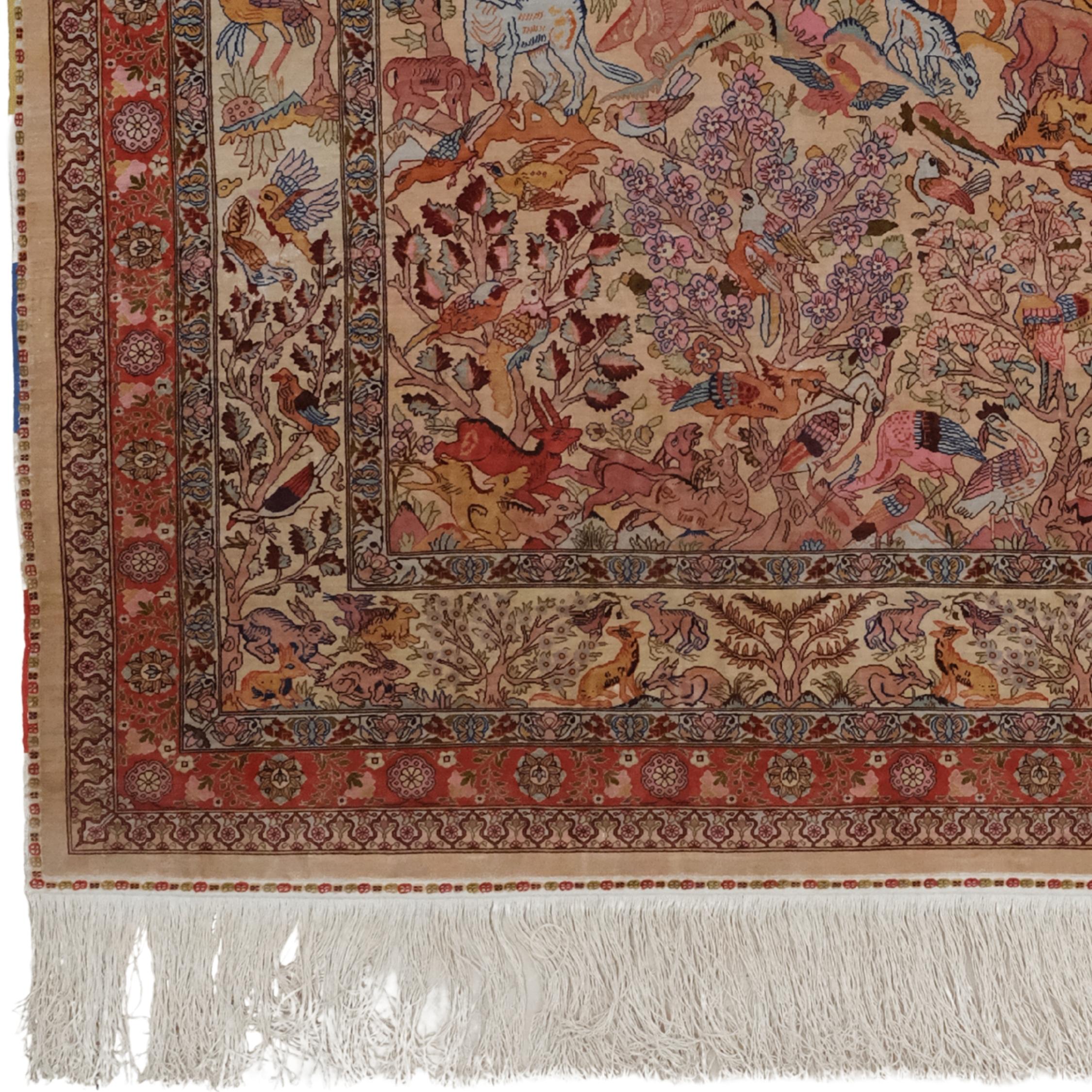 Dieser außergewöhnliche Vintage-Seidenteppich aus der berühmten Hereke-Knüpftradition in Türkiye ist ein Kunstwerk und eine Geschichte für Ihr Zuhause. Berühmt für die Palastweberei des Osmanischen Reiches, ist Hereke noch immer weltweit für seine