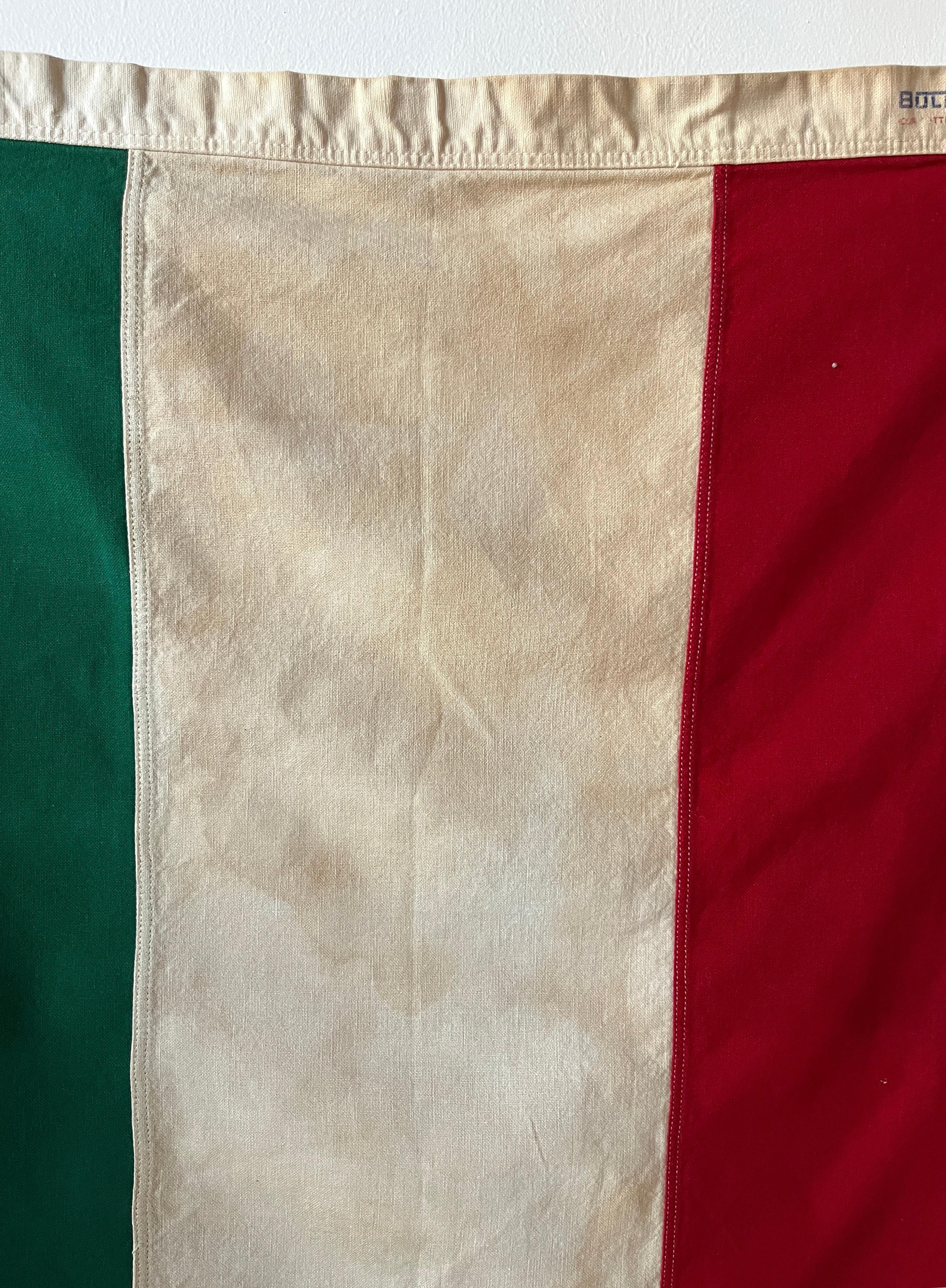 Drapeau hongrois original, 100% coton, avec œillets métalliques, fabriqué par Bulldog à Verona, New Jersey. Tissu épais aux couleurs vives.

Mesure exactement 32,25