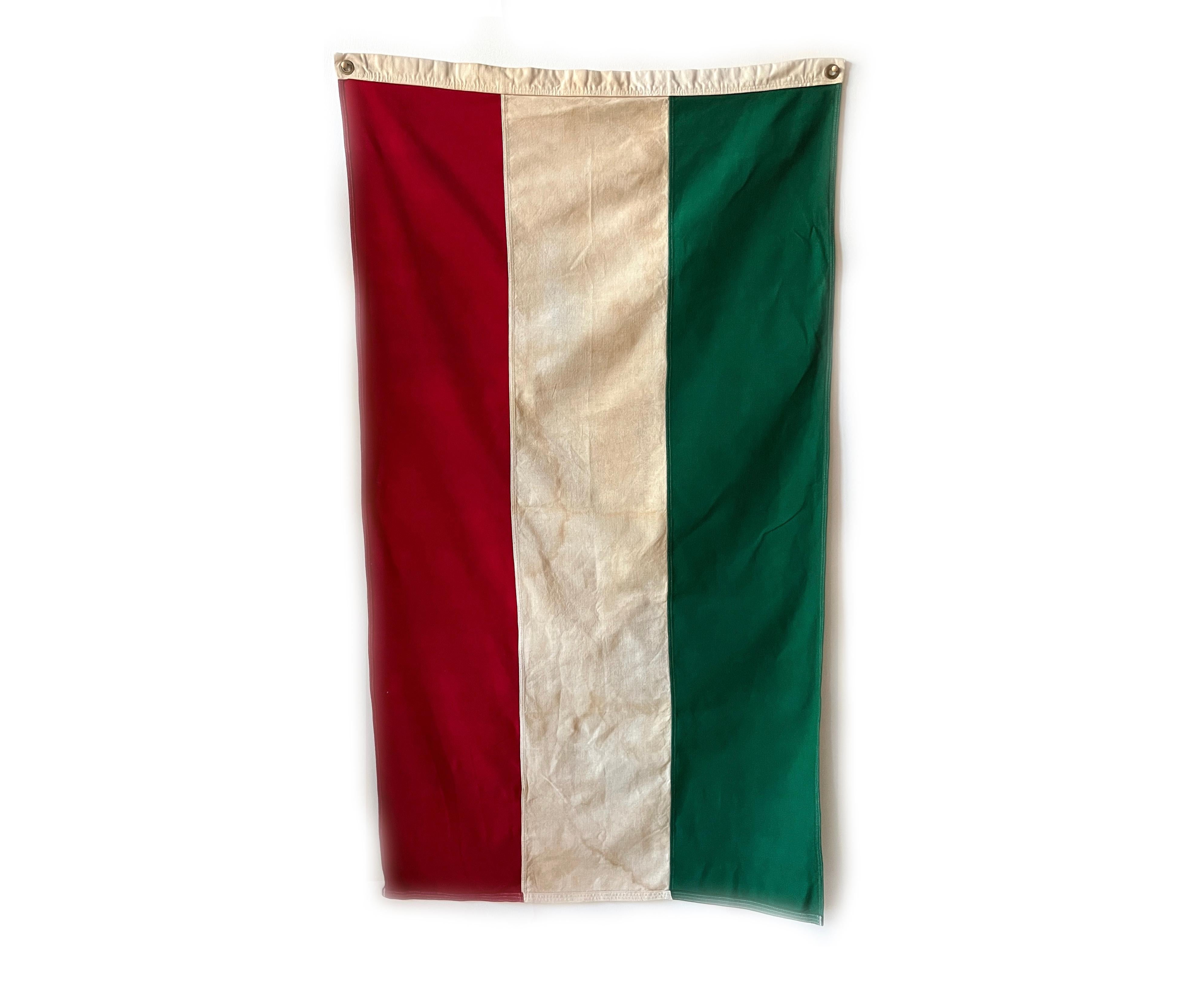 20ième siècle Drapeau hongrois vintage du 20ème siècle par Bulldog, monture en coton, de fabrication américaine en vente