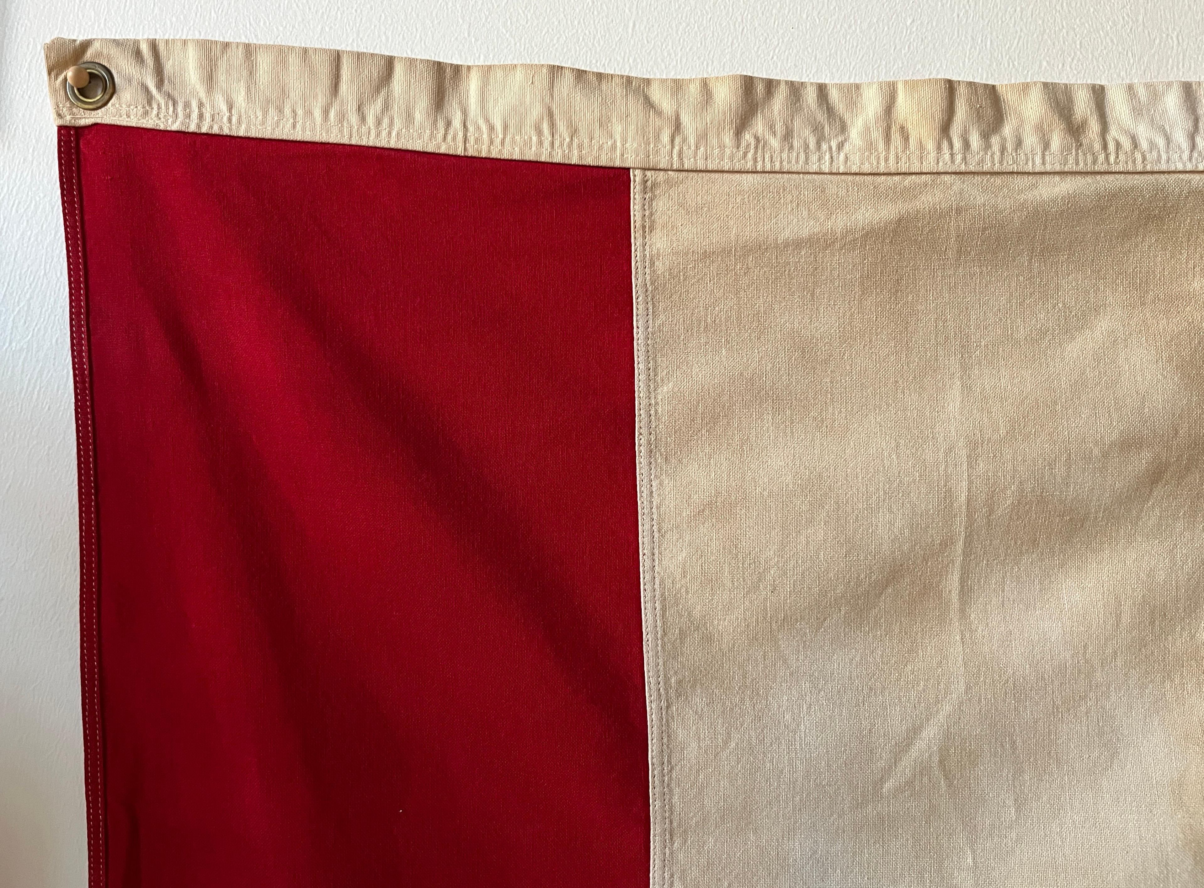 Drapeau hongrois vintage du 20ème siècle par Bulldog, monture en coton, de fabrication américaine en vente 1