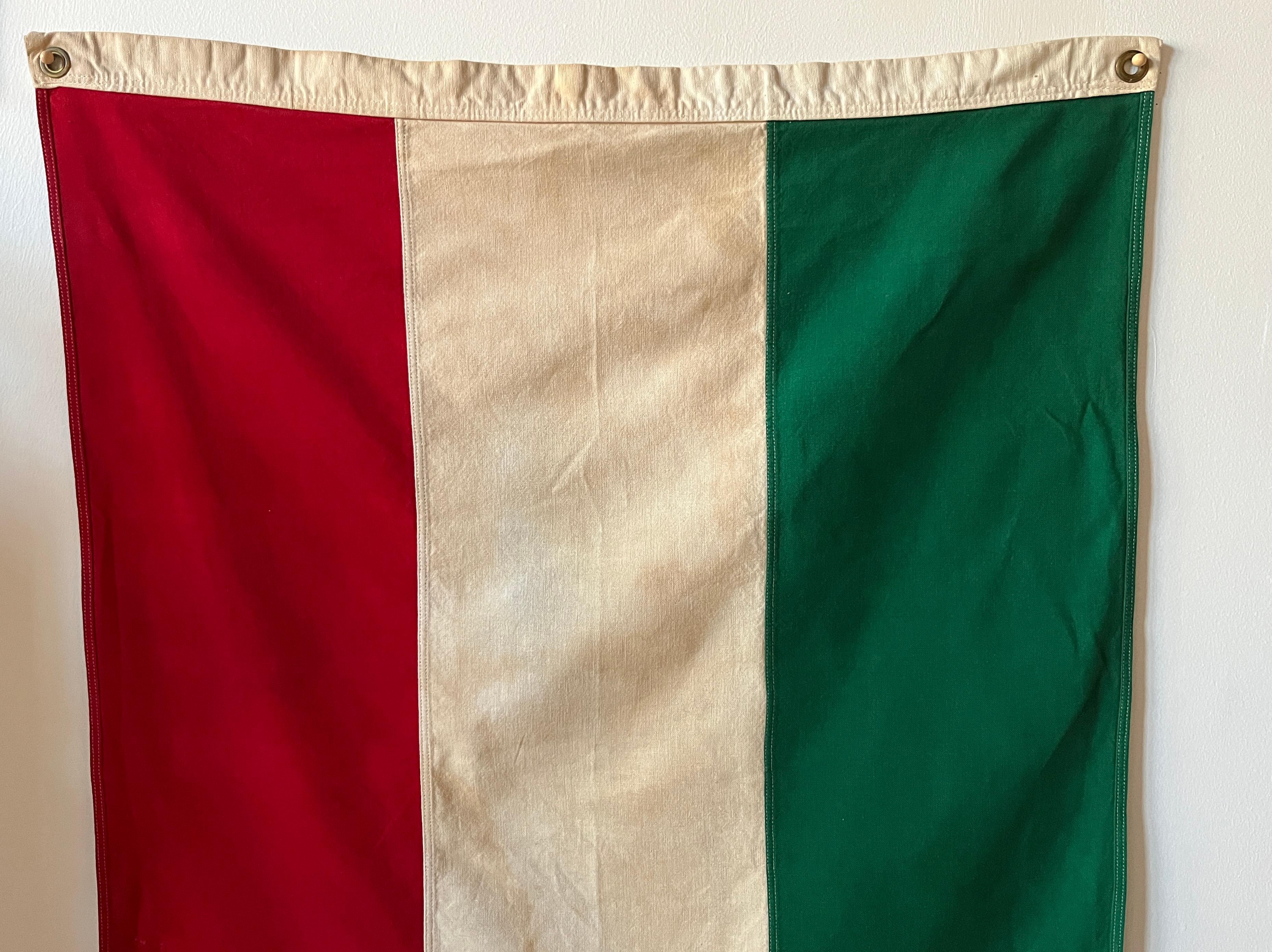 Drapeau hongrois vintage du 20ème siècle par Bulldog, monture en coton, de fabrication américaine en vente 2
