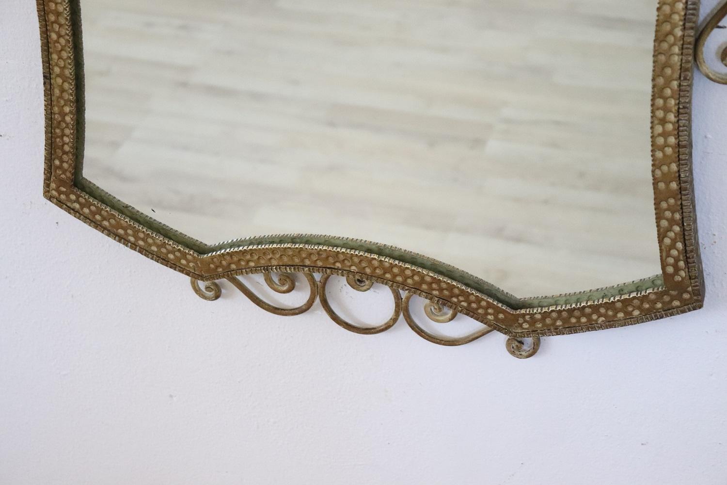 Milieu du XXe siècle Miroir mural en fer doré italien du 20e siècle en vente