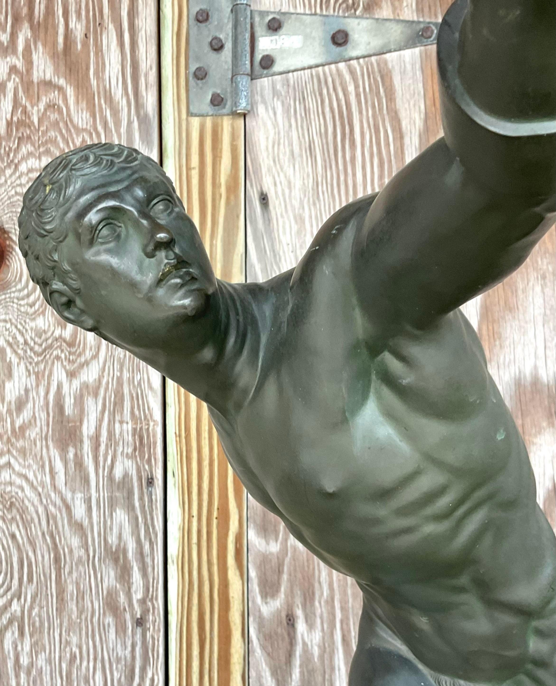 Eine auffällige italienische Bronzeskulptur im Vintage-Stil. Hergestellt von der berühmten Gießerei Salvaggi in Rom. Eine schicke Komposition des berühmten Gladiators von Borghese. Auf der Rückseite markiert. Erworben aus einem Nachlass in Palm