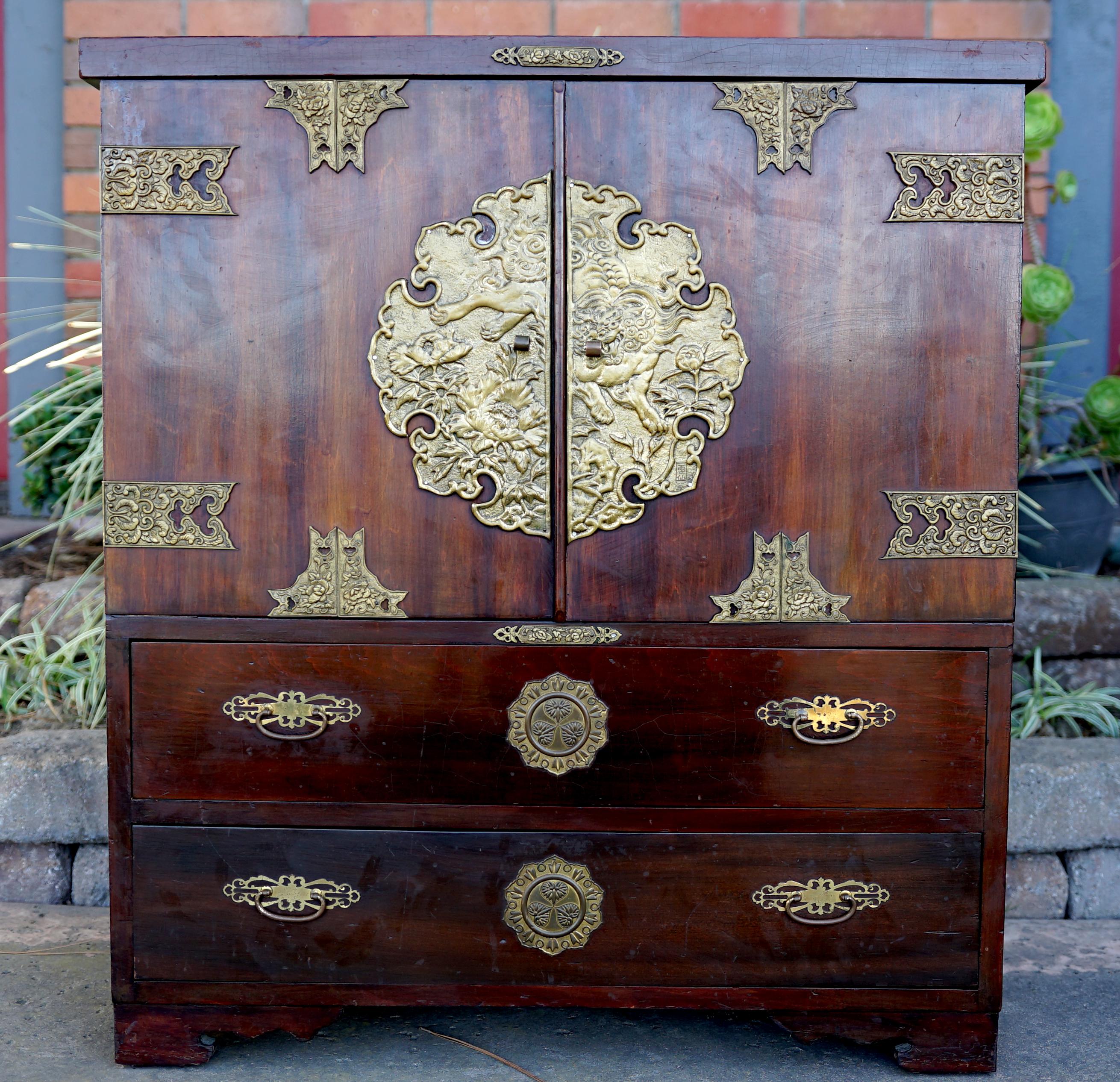 20th Century Vintage Jewelry Storage Mahogany Tansu Chest with Original Lock For Sale 7