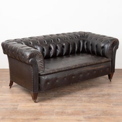 Divano Chesterfield in pelle vintage del XX secolo