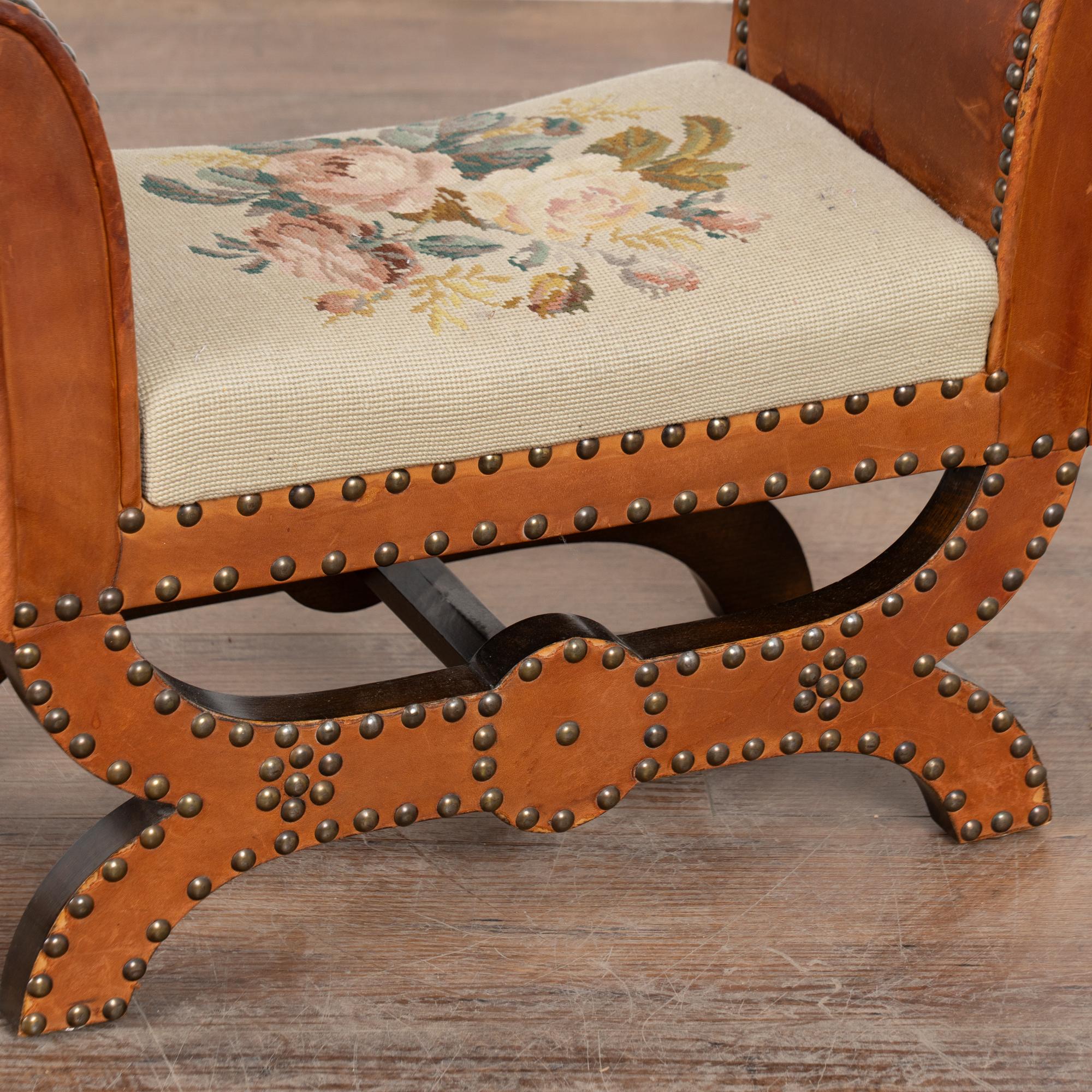 Tabouret en cuir vintage du 20e siècle avec garniture à clous en vente 2