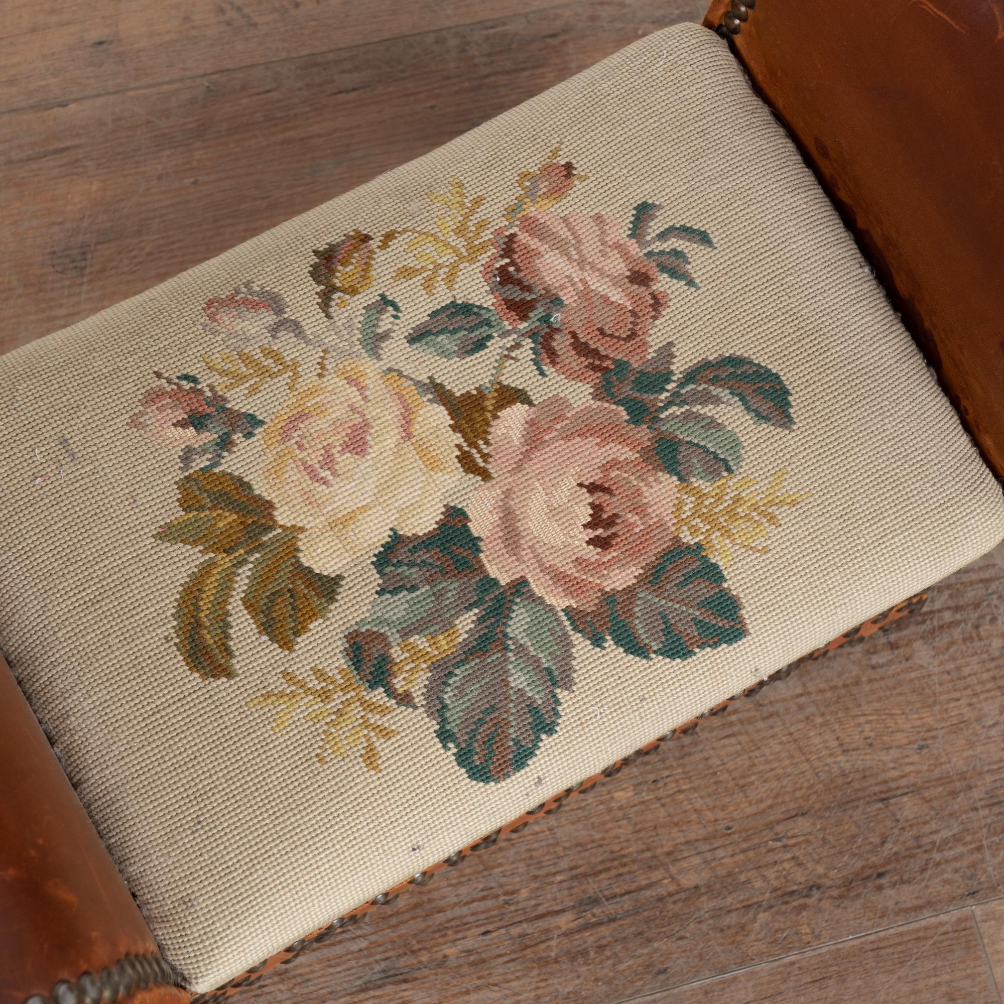 Arts and Crafts Tabouret en cuir vintage du 20e siècle avec garniture à clous en vente