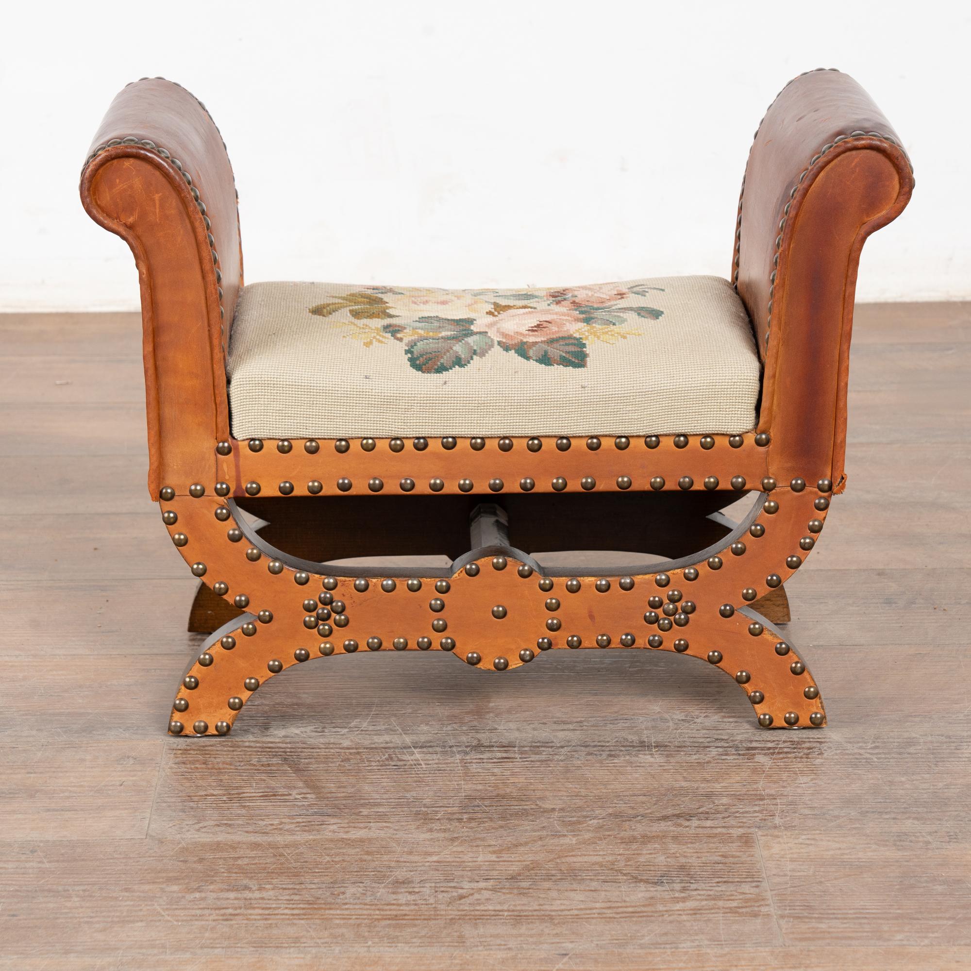 Danois Tabouret en cuir vintage du 20e siècle avec garniture à clous en vente