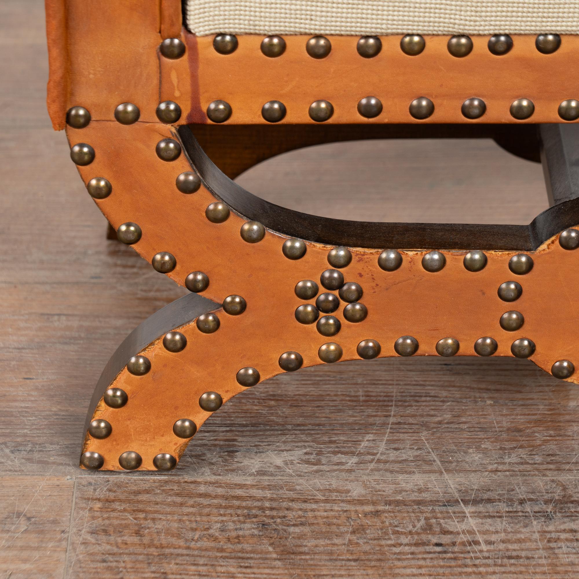Fait main Tabouret en cuir vintage du 20e siècle avec garniture à clous en vente