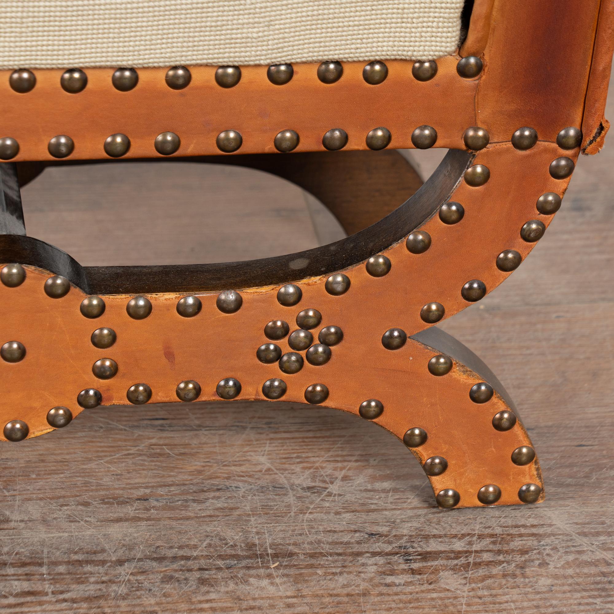 Tabouret en cuir vintage du 20e siècle avec garniture à clous État moyen - En vente à Round Top, TX