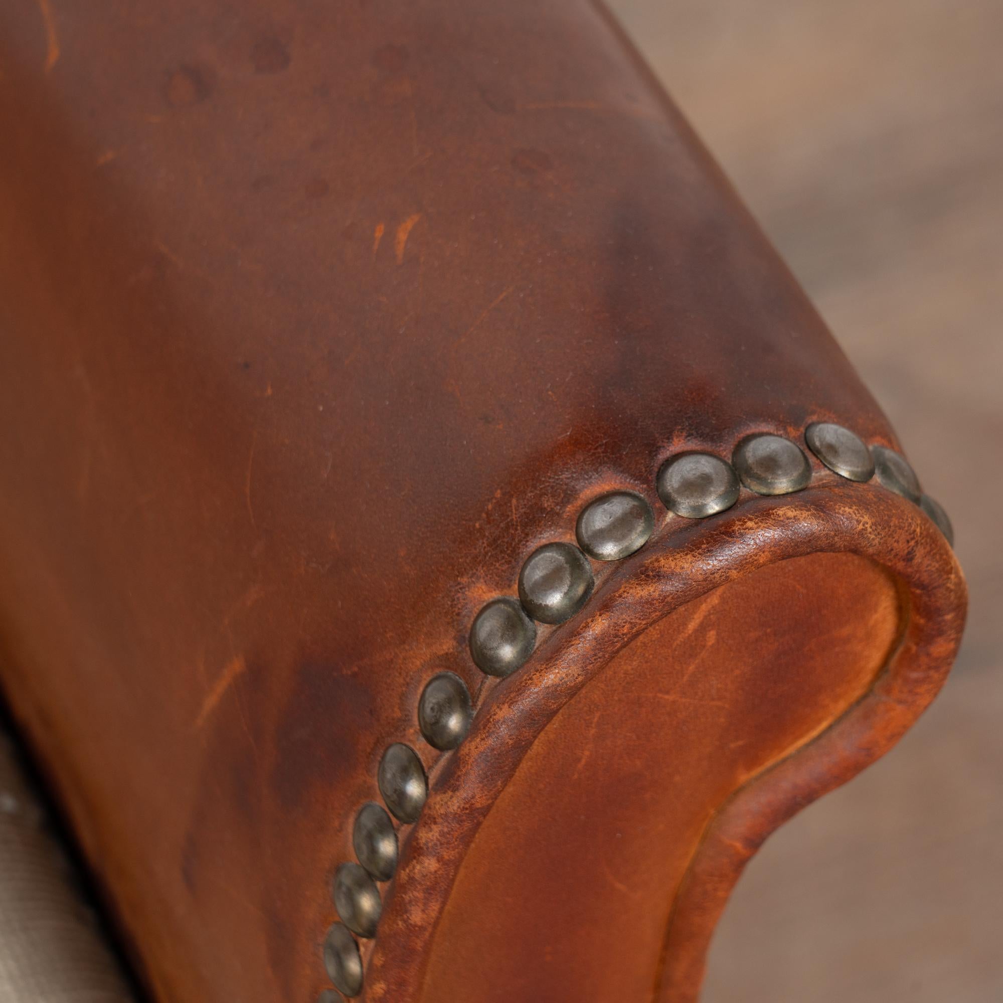 20ième siècle Tabouret en cuir vintage du 20e siècle avec garniture à clous en vente