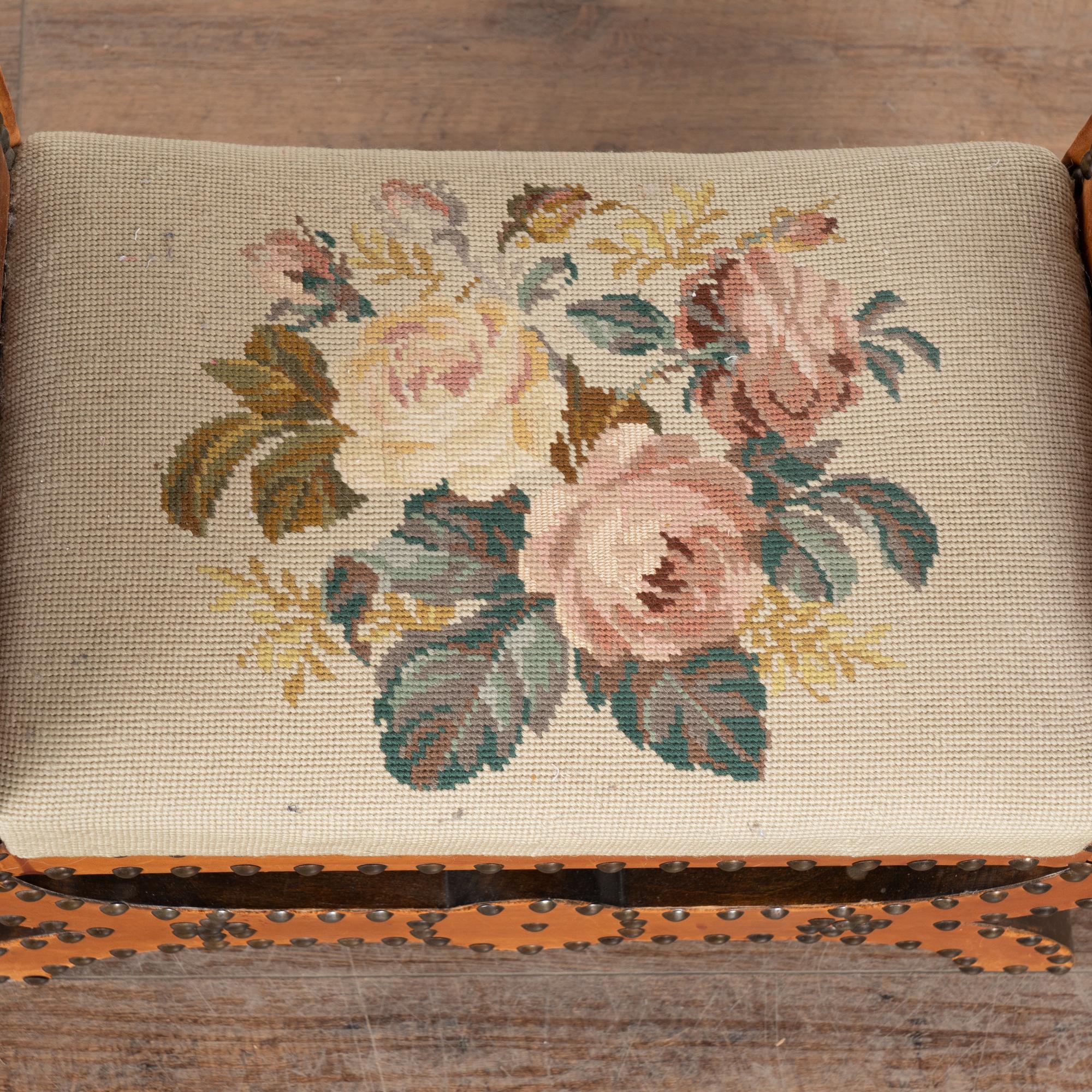 Cuir Tabouret en cuir vintage du 20e siècle avec garniture à clous en vente