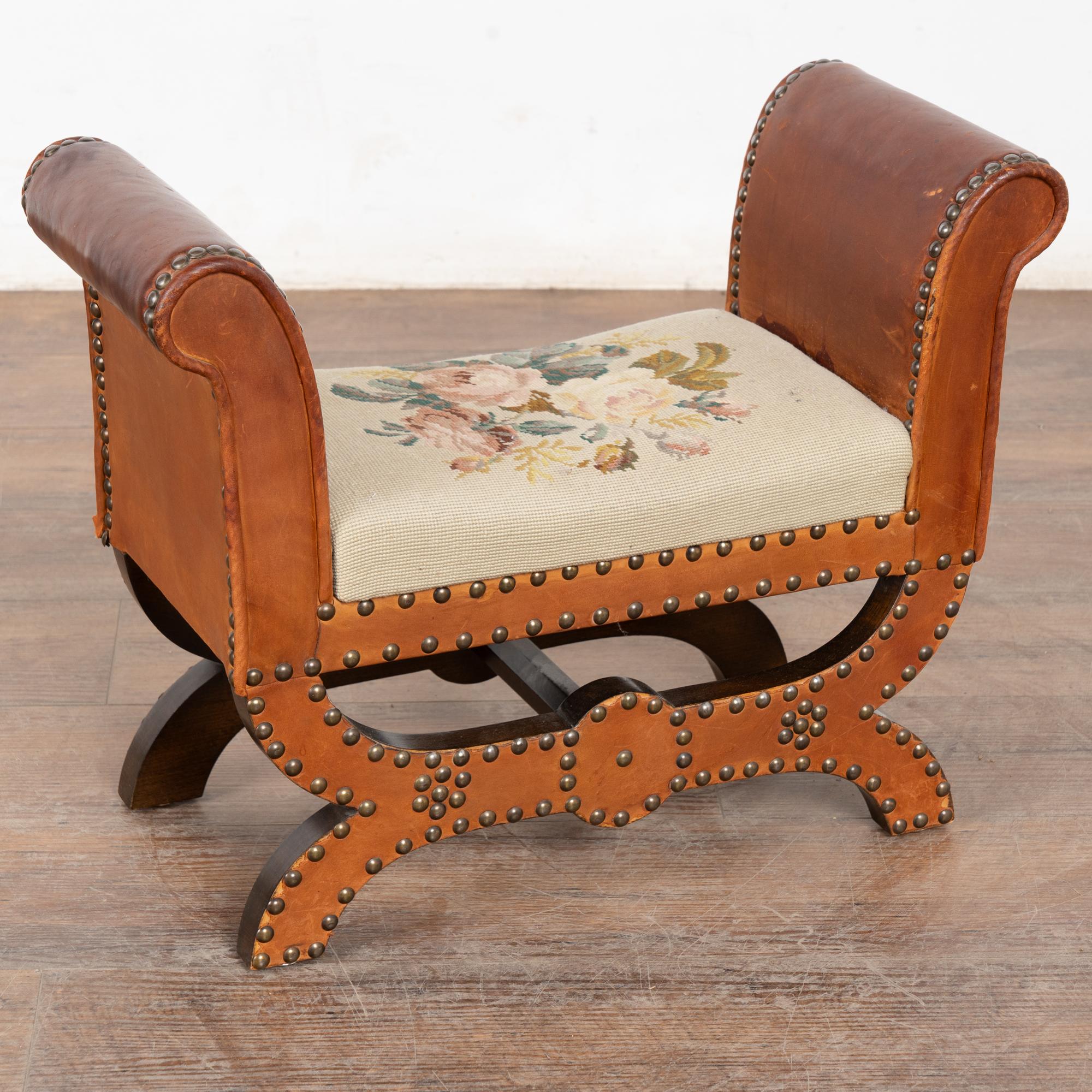 Tabouret en cuir vintage du 20e siècle avec garniture à clous en vente 1