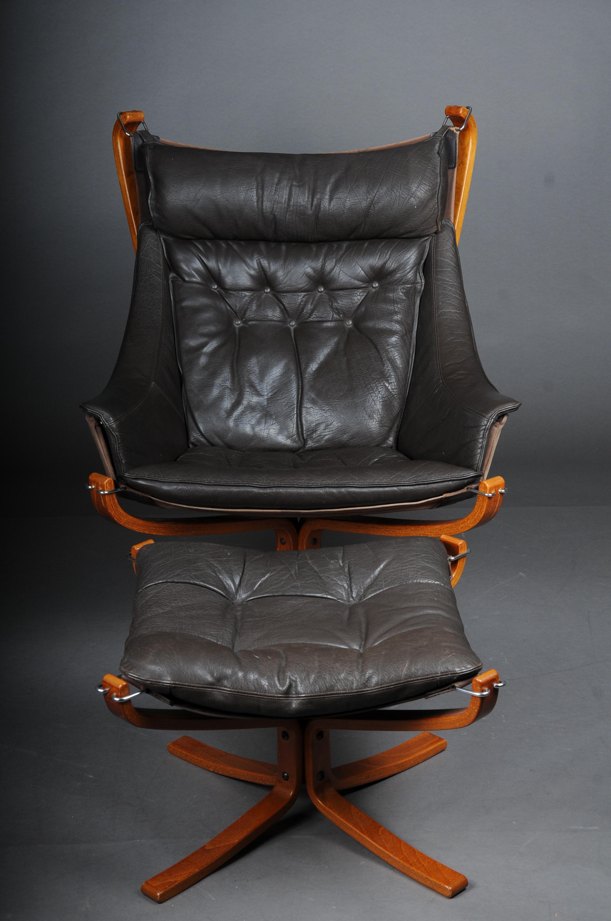 20th Century Falcon lounge chair with footstool, leather, vintage

Absolute classic from Falcon Made in Norway.

Wooden frame with leather upholstery.

Footstool: height : 40 cm , diameter: 60 cm.