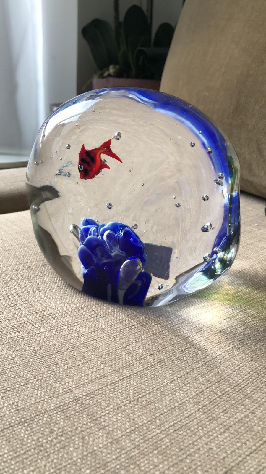 A lovely freeform Italian paperweight with an aquarium inside hand-engraved signed Zanetti L and labeled by The Zanetti Vetreria Artistica which was founded in 1956 by the glassmaster Oscar Zanetti and his son Licio.
2890 gr.
Italy, circa 1970s.