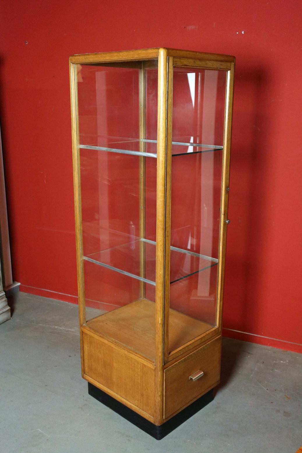 20th Century Vintage Oak Display Cabinet In Good Condition In Eindhoven, NL
