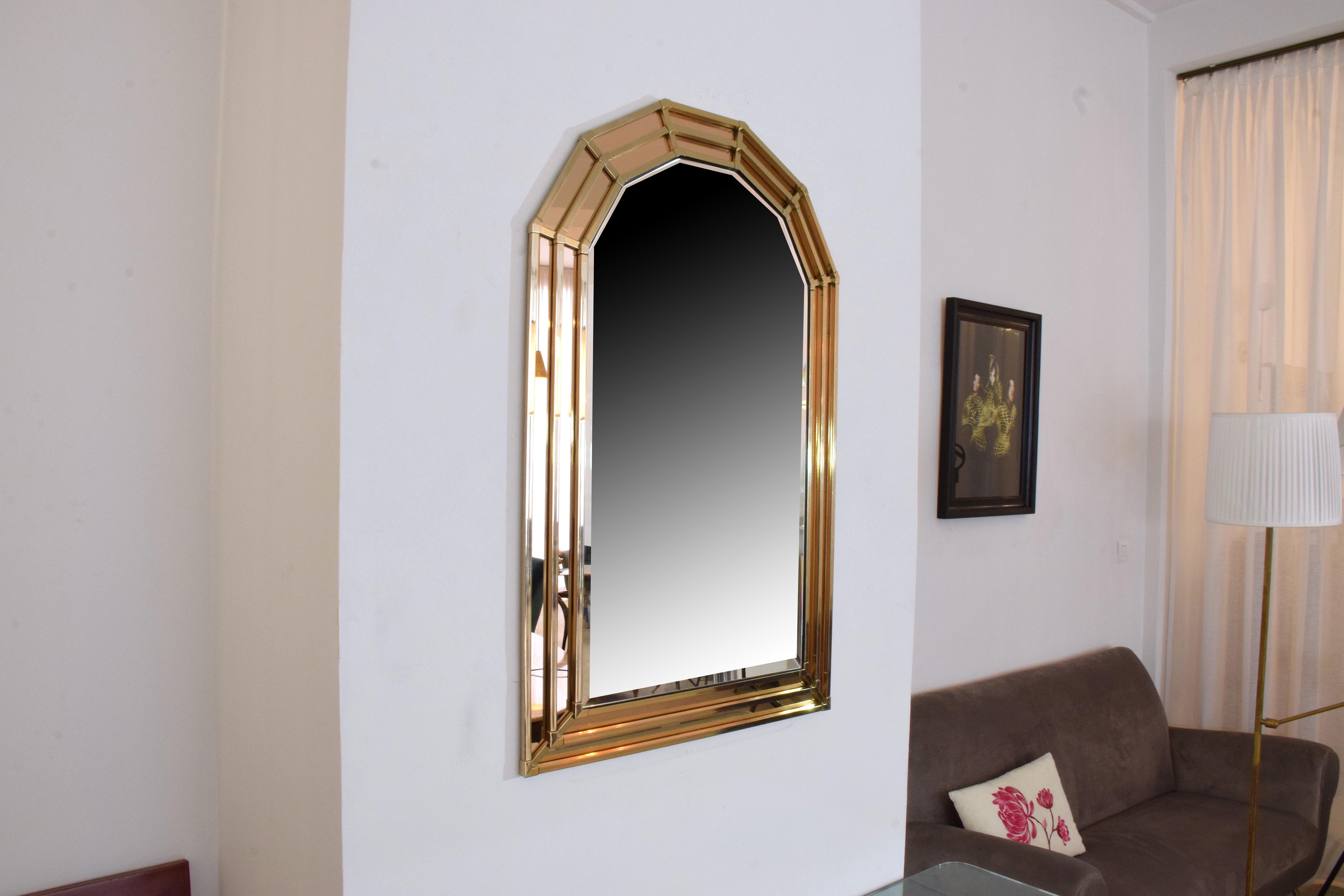 Big 20th century vintage Hollywood Regency style octagon shaped mirror in the style of Italian designer Sandro Petti for Maison Jansen.
This wall mirror is designed in gold and metallic pink brass sheets.
France Italy, circa 1970s.
  