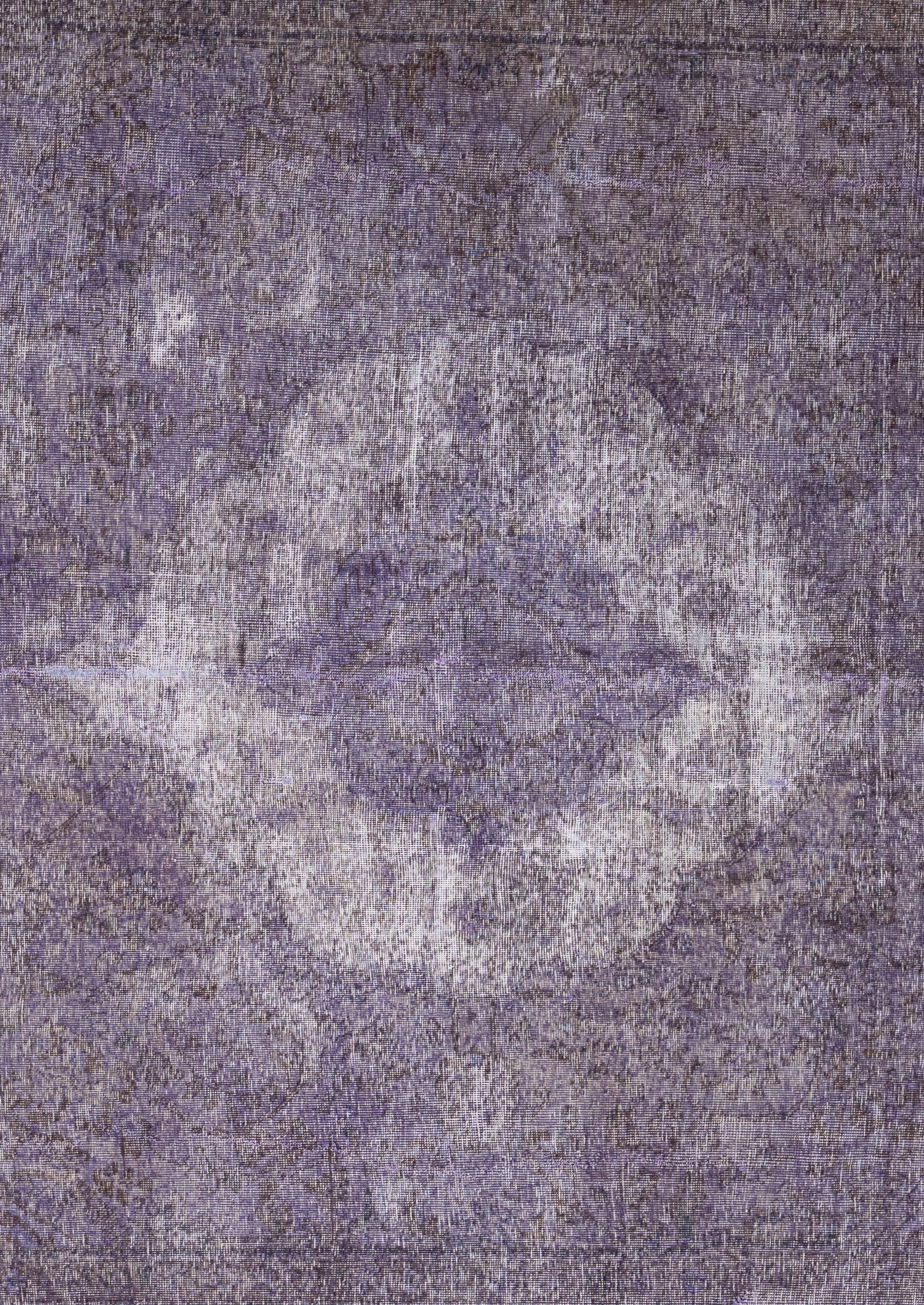 Cet exquis tapis Oushak Vintage est une véritable œuvre d'art habilement tissée à la main par des artisans expérimentés selon des méthodes traditionnelles. Orné de motifs complexes et d'une palette de couleurs élaborée à partir de teintures