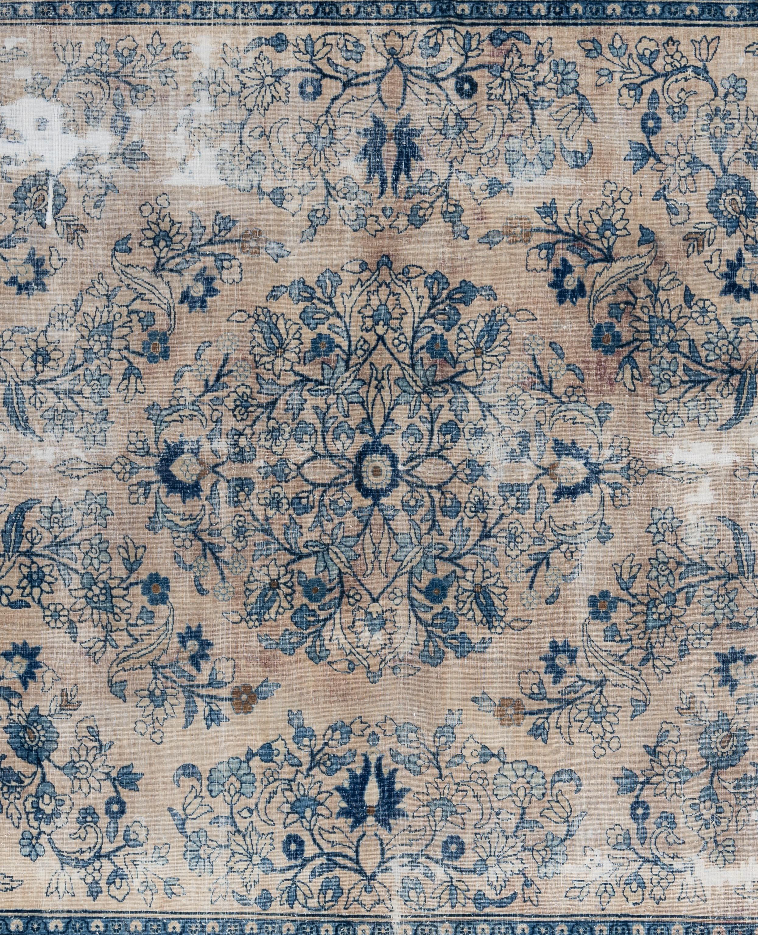 Cet exquis tapis Oushak Vintage est une véritable œuvre d'art habilement tissée à la main par des artisans expérimentés selon des méthodes traditionnelles. Orné de motifs complexes et d'une palette de couleurs élaborée à partir de teintures