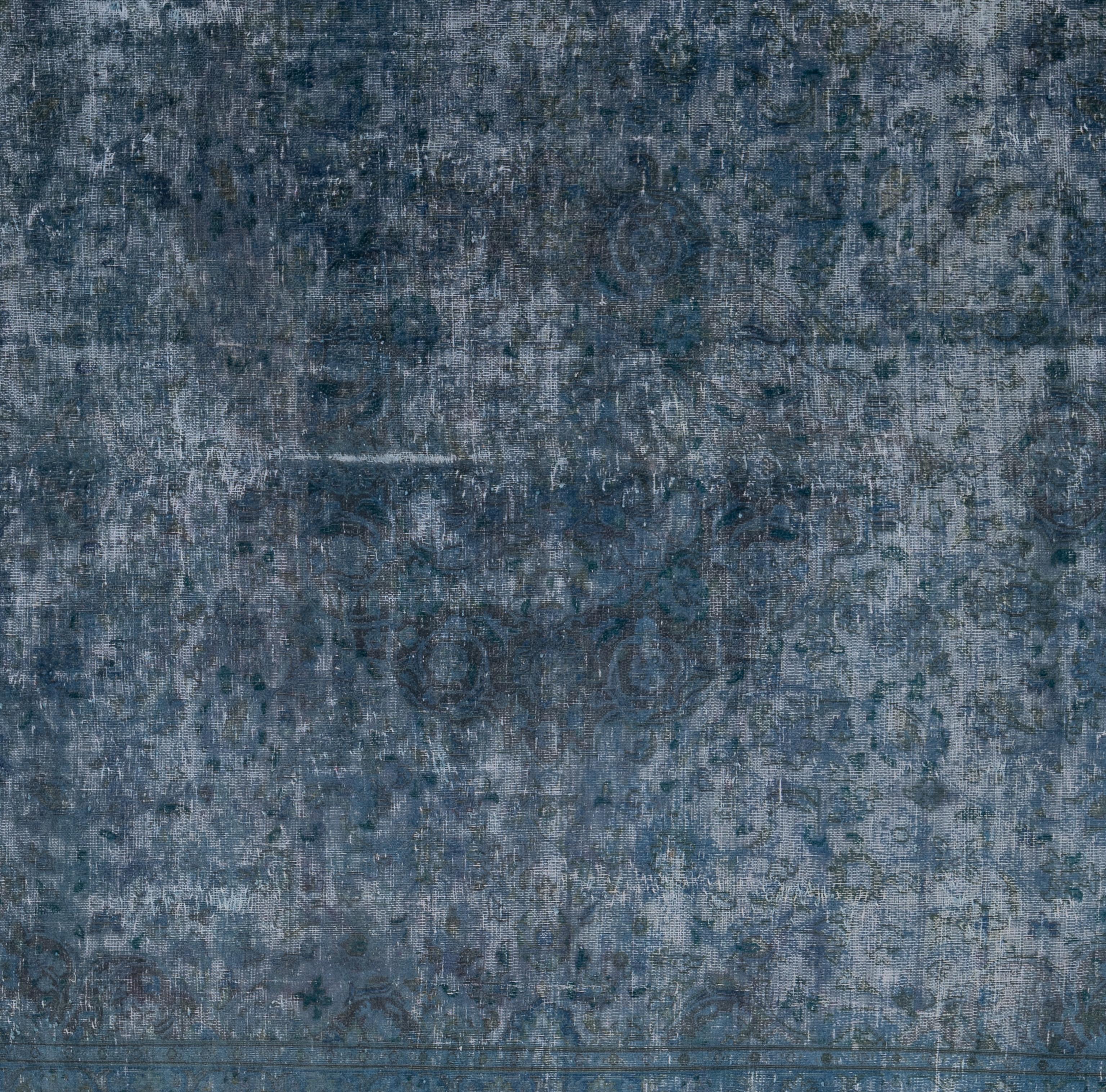 Cet exquis tapis Oushak Vintage est une véritable œuvre d'art habilement tissée à la main par des artisans expérimentés selon des méthodes traditionnelles. 

Orné de motifs complexes et d'une palette de couleurs élaborée à partir de teintures