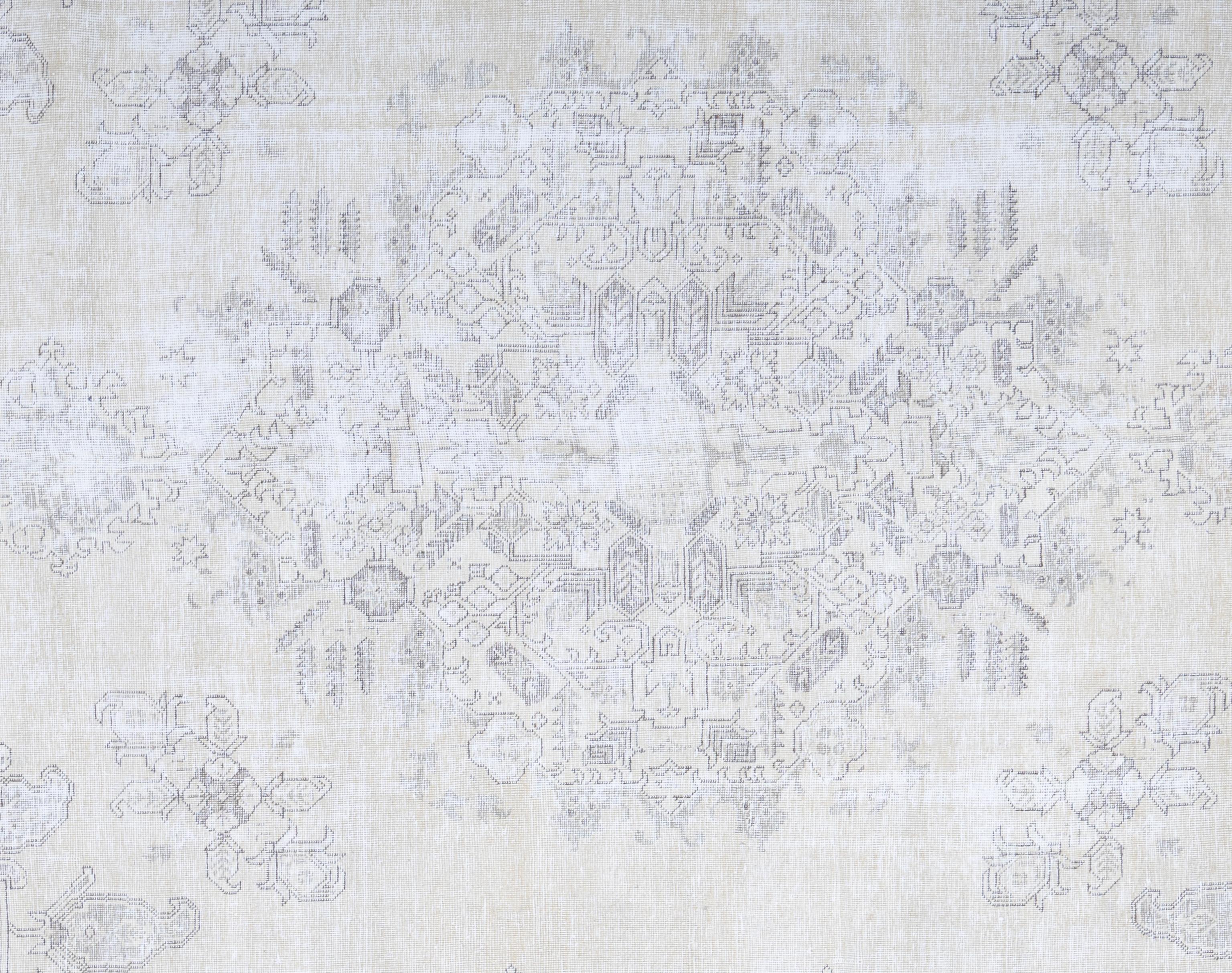 Dieser exquisite Vintage-Oushak-Teppich ist ein wahres Kunstwerk, das von erfahrenen Kunsthandwerkern nach traditionellen Methoden handgewebt wurde. Dieser Teppich mit seinen komplizierten Mustern und seiner Farbgebung aus natürlichen Pflanzenfarben