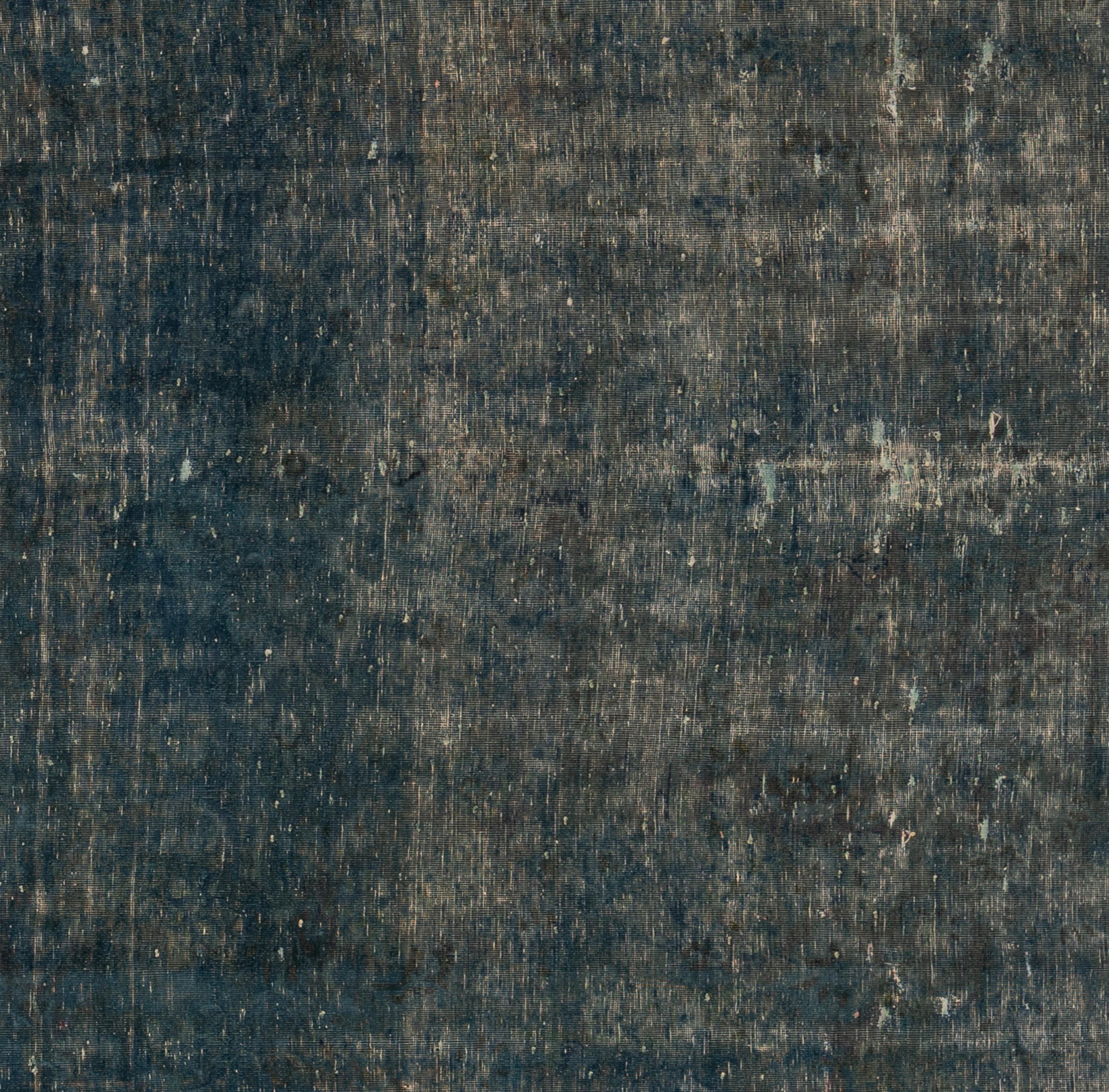 Cet exquis tapis Oushak Vintage est une véritable œuvre d'art habilement tissée à la main par des artisans expérimentés selon des méthodes traditionnelles. Orné de motifs complexes et d'une palette de couleurs élaborée à partir de teintures