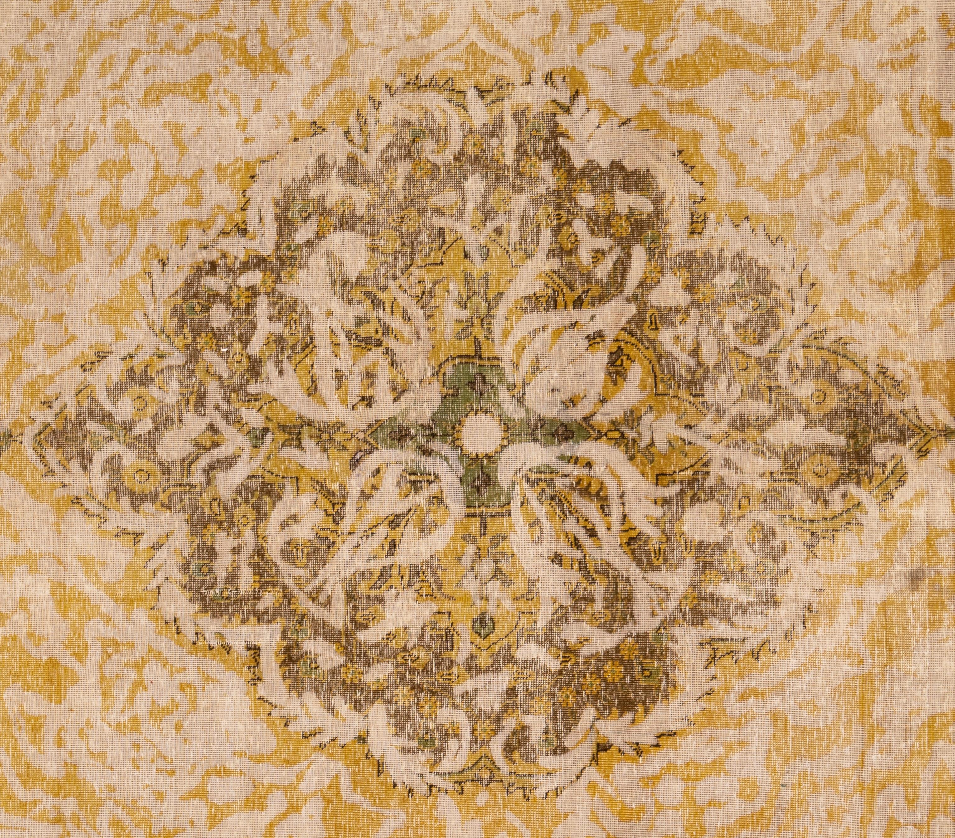 Dieser exquisite Vintage-Oushak-Teppich ist ein wahres Kunstwerk, das von erfahrenen Kunsthandwerkern nach traditionellen Methoden handgewebt wurde. Dieser Teppich mit seinen komplizierten Mustern und seiner Farbgebung aus natürlichen Pflanzenfarben