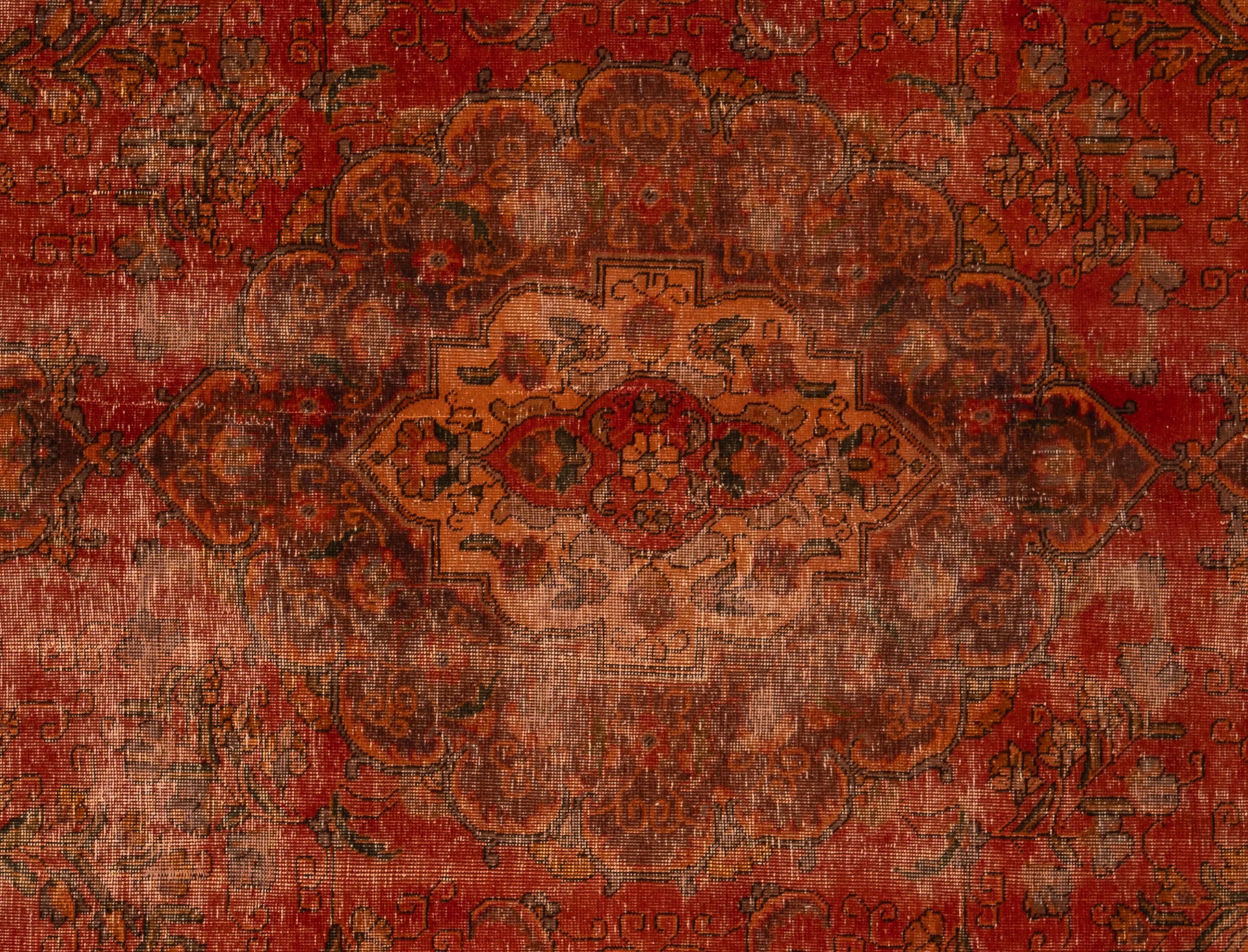 Dieser exquisite Vintage-Oushak-Teppich ist ein wahres Kunstwerk, das von erfahrenen Kunsthandwerkern nach traditionellen Methoden handgewebt wurde. Dieser Teppich mit seinen komplizierten Mustern und seiner Farbgebung aus natürlichen Pflanzenfarben