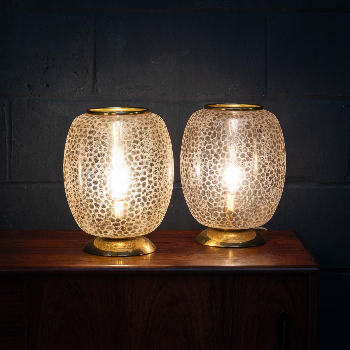 Une paire de lampes de table extrêmement rare et délicate, réalisée vers les années 1970, montée en laiton, qui témoigne de l'habileté impeccable du souffleur de verre. Ces lampes sont remarquablement légères dans la main, ce qui témoigne de la